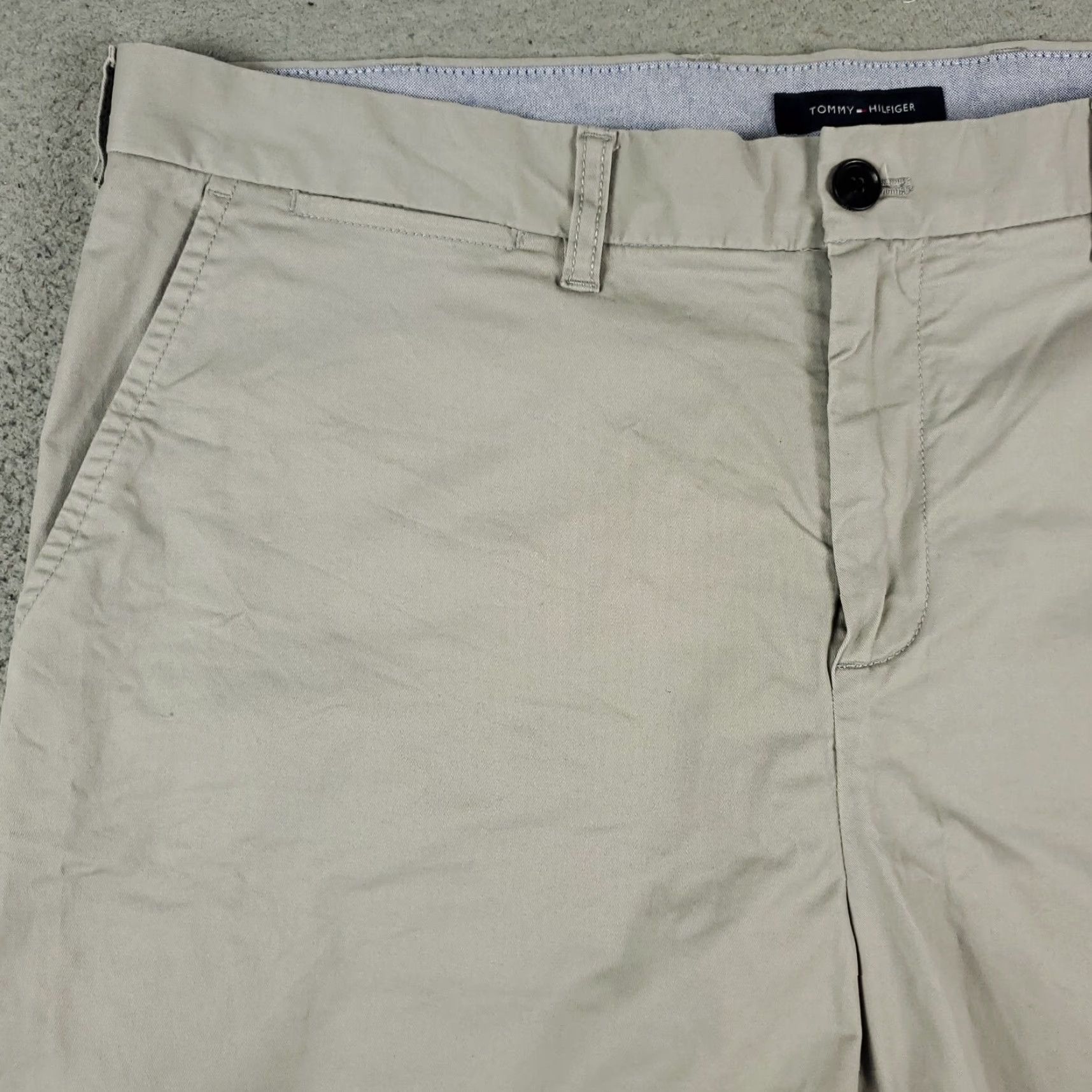 Tommy Hilfiger VINTAGE Tommy Hilfiger Shorts Mens Size 38 Beige Casual Flat Front Chino Size US 38 / EU 54 - 2 Thumbnail
