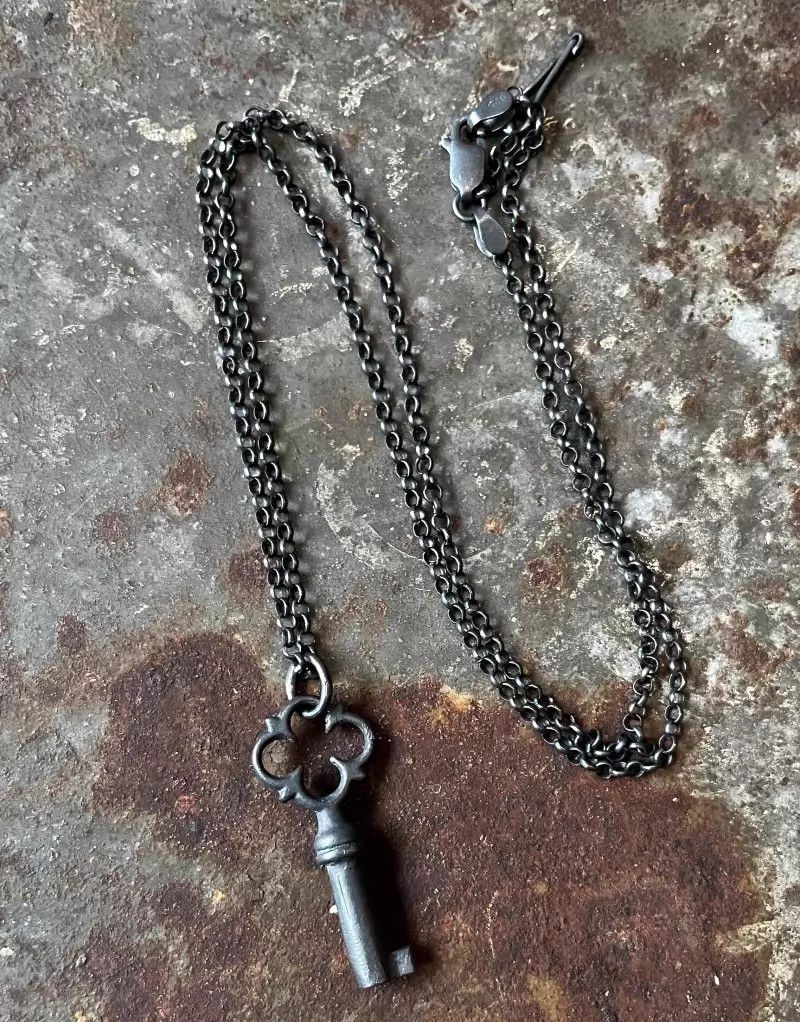 Uma Wang Detaj Uma Wang Worn Carved Silver Two-Tone Key Necklace Size ONE SIZE - 5 Thumbnail