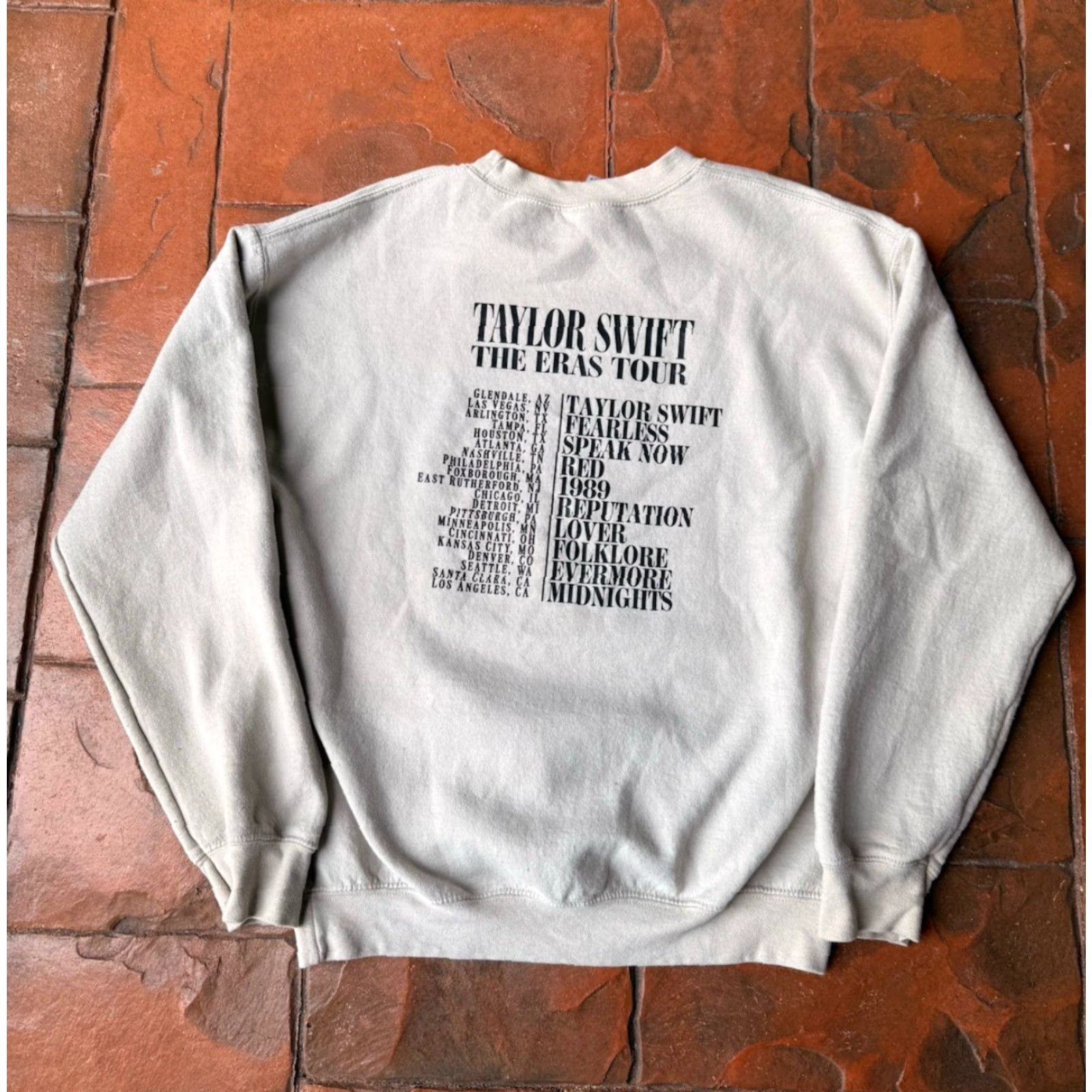 Gildan Taylor Swift Eras Tour Crew Neck Sweatshirt Medium Adult Unisex Beige Logo Graphic Print Pullover Sweatshirt Size M / US 6-8 / IT 42-44 - 3 Thumbnail
