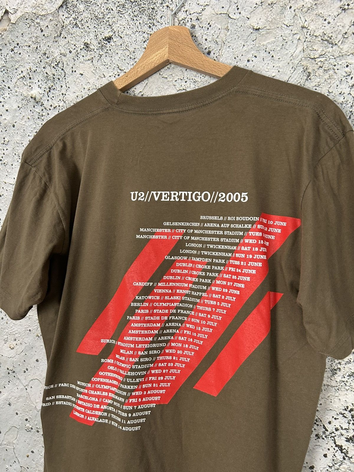 Band Tees U2 Vertigo 2005 Tour Tees Rock Band Vintage Rare Size US L / EU 52-54 / 3 - 5 Thumbnail
