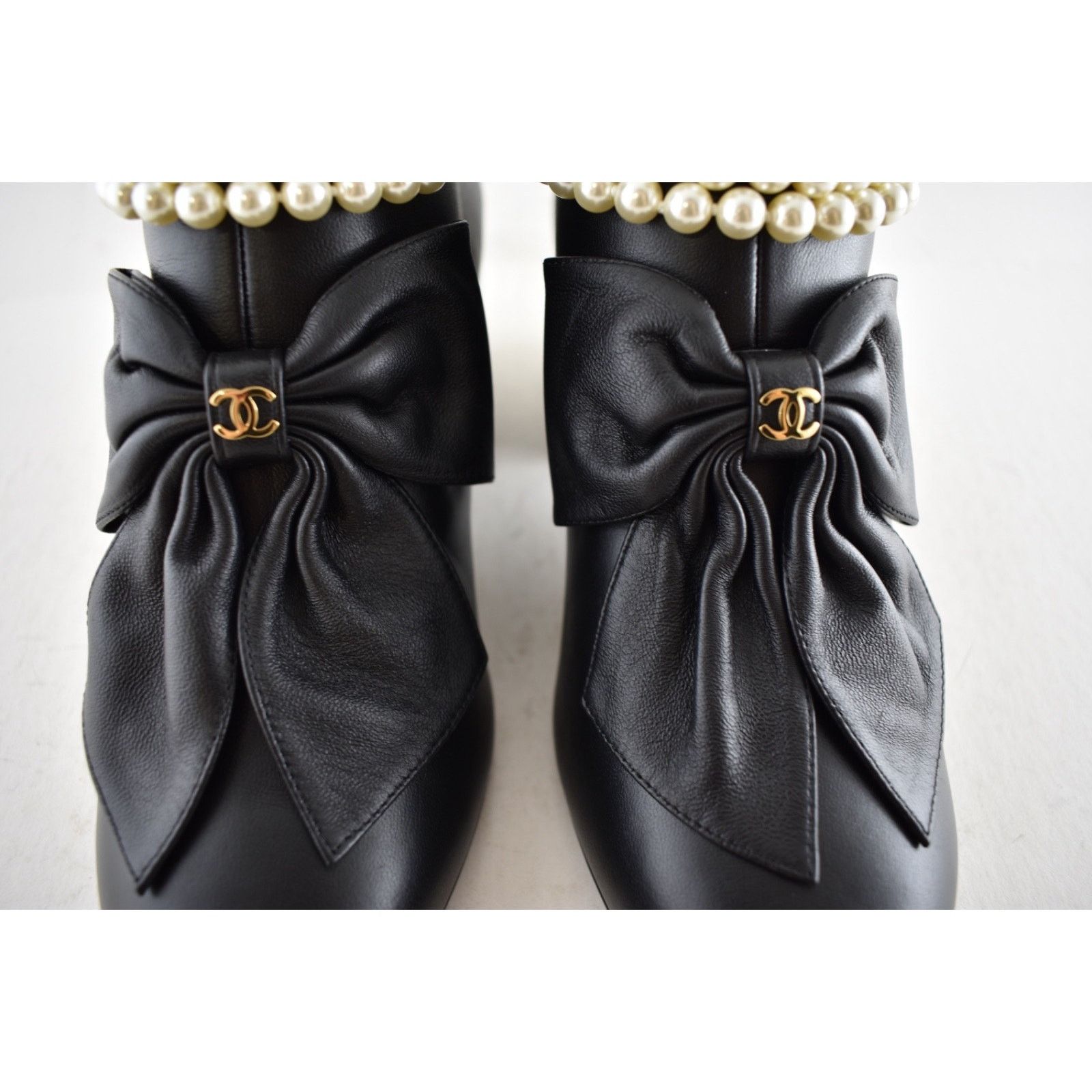 Chanel Chanel 24A Black Lambskin Pearl CC Bow Ankle Heel Boots 37.5 Size US 7.5 / IT 37.5 - 9 Thumbnail
