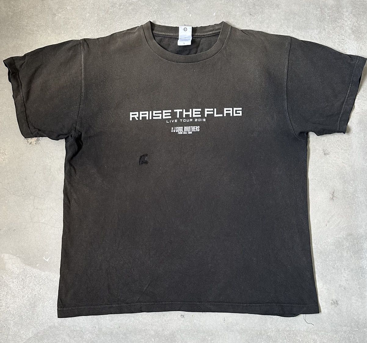 Band Tees DISTRESSED J SOUL BROTHERS RAISE THE FLAG TOUR 2019 TEE Size US L / EU 52-54 / 3 - 2 Thumbnail