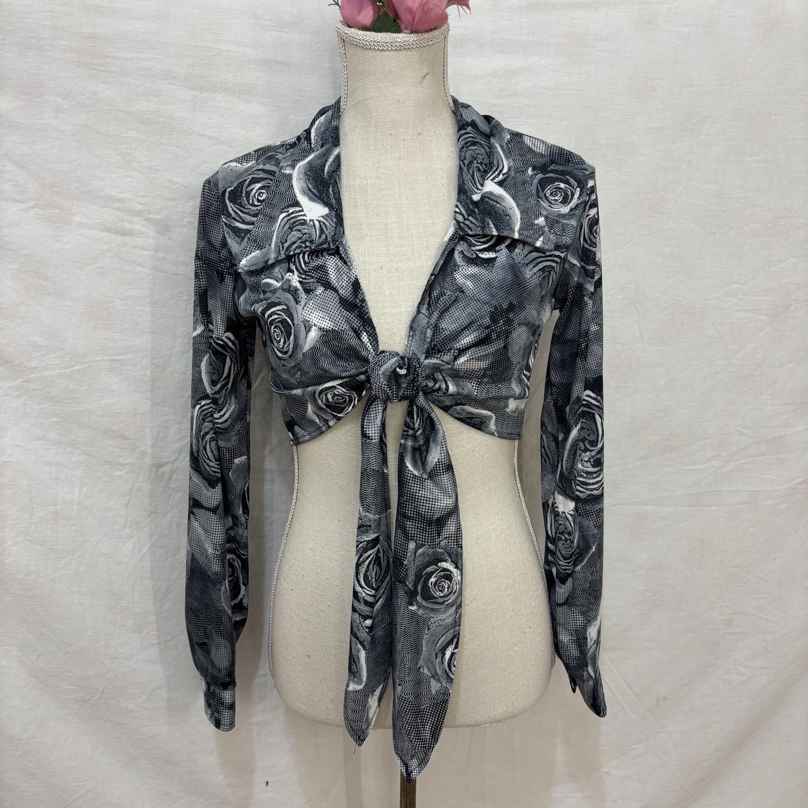 Other Vtg 90s/y2k cropped rose print cropped front tie blouse Size M / US 6-8 / IT 42-44 - 2 Thumbnail
