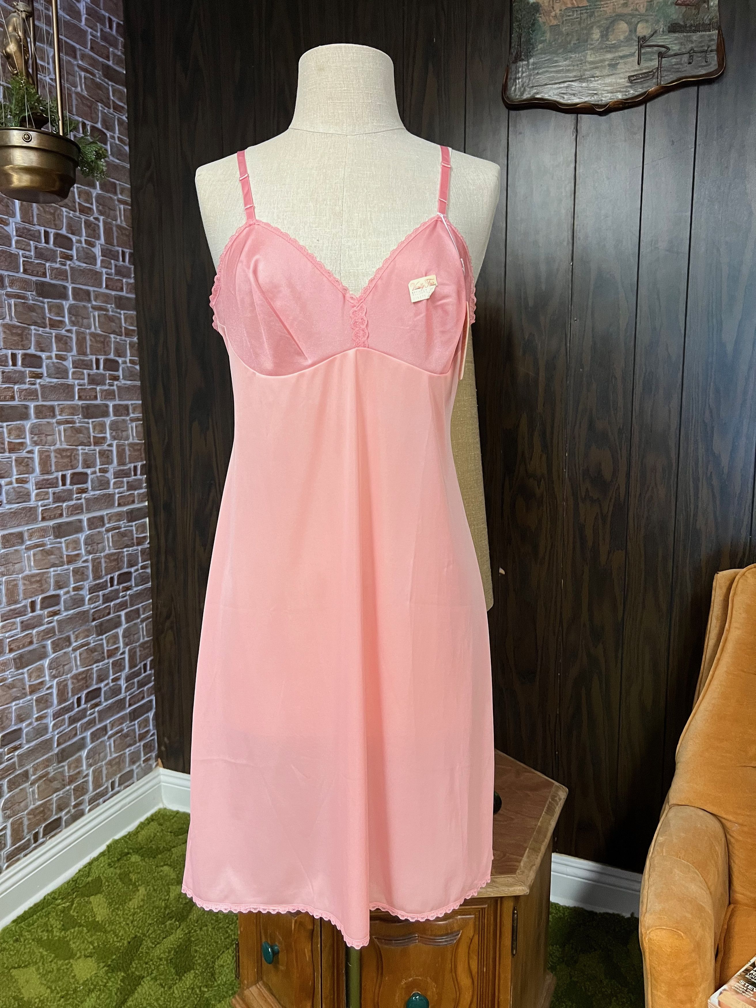 Vintage NWT Vintage 70s Vanity Fair Nylon Slip Pink Size 34 Small Size S / US 4 / IT 40 - 1 Thumbnail