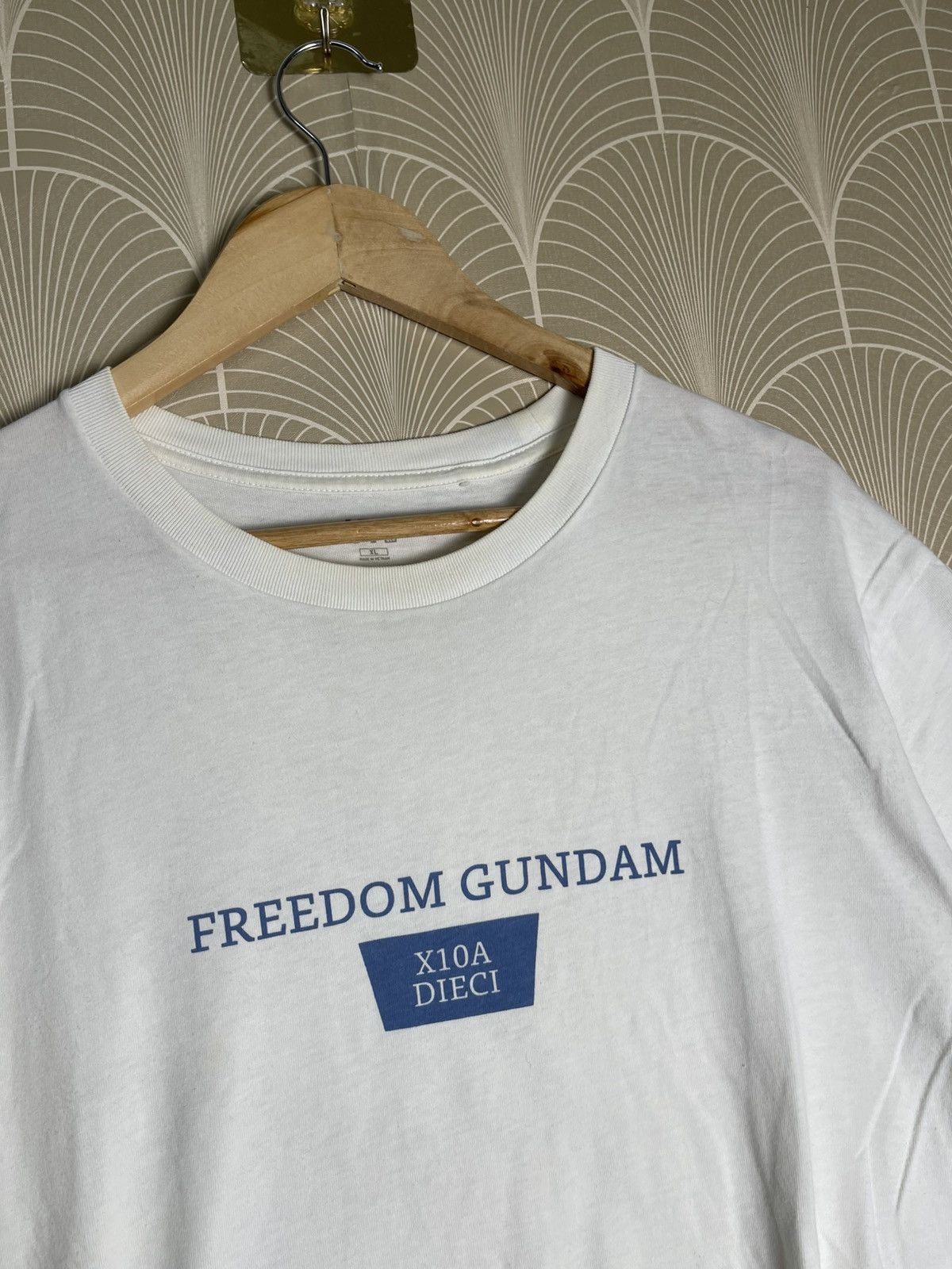 Anime × Japanese Brand × Uniqlo 2000s FREEDOM GUNDAM TSHIRT SOLO CHARACTER HERO Size US XL / EU 56 / 4 - 7 Thumbnail