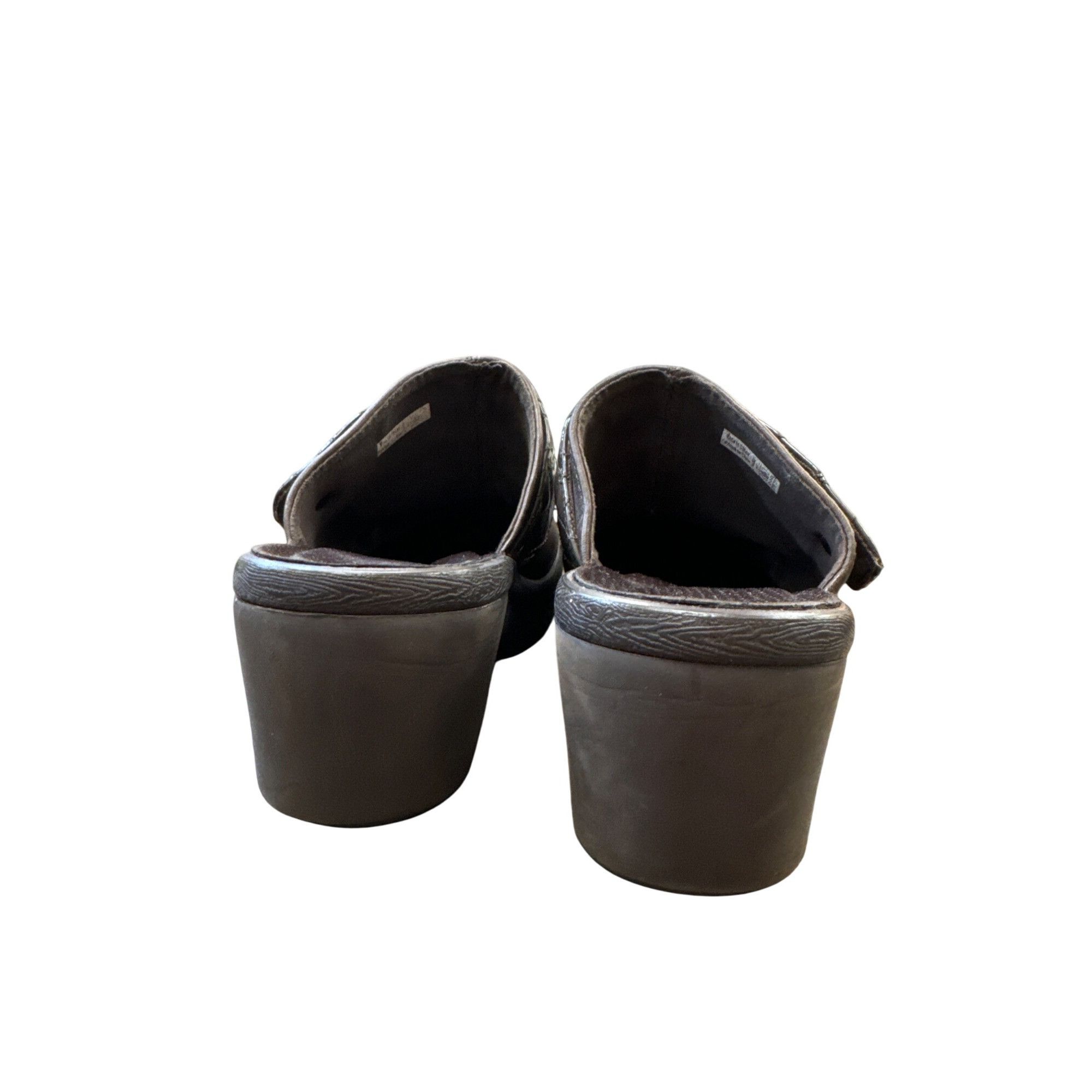Crocs Crocs womens Brown Leather Cobbler Quilted Mules Size 7 SKU Size US 7 / IT 37 - 7 Thumbnail
