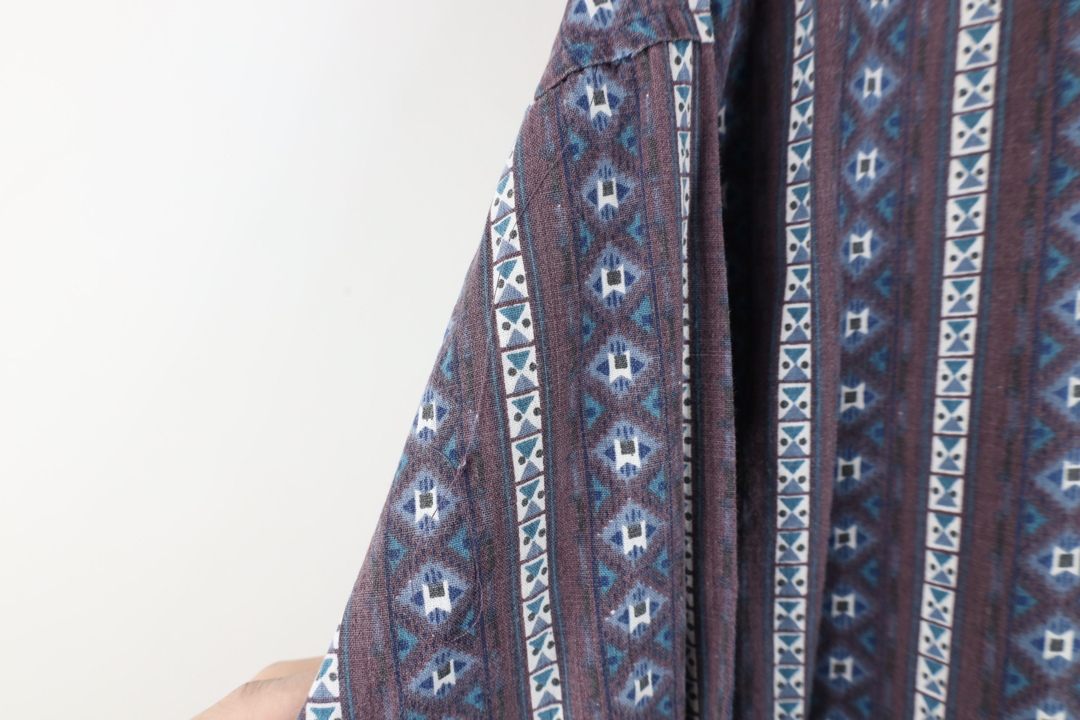 Vintage Vintage 90s Streetwear Geometric Collared Button Shirt Size US S / EU 44-46 / 1 - 6 Thumbnail