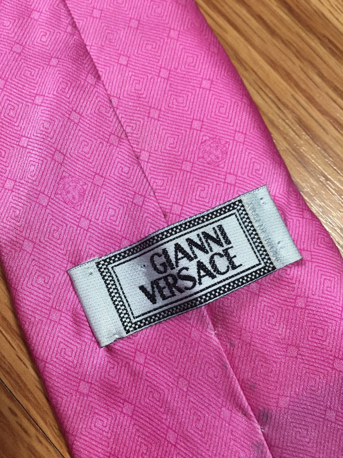 Versace GIANNI VERSACE Dark Pink Medusa Silk Mens Italy Tie Vintage Size ONE SIZE - 1 Thumbnail
