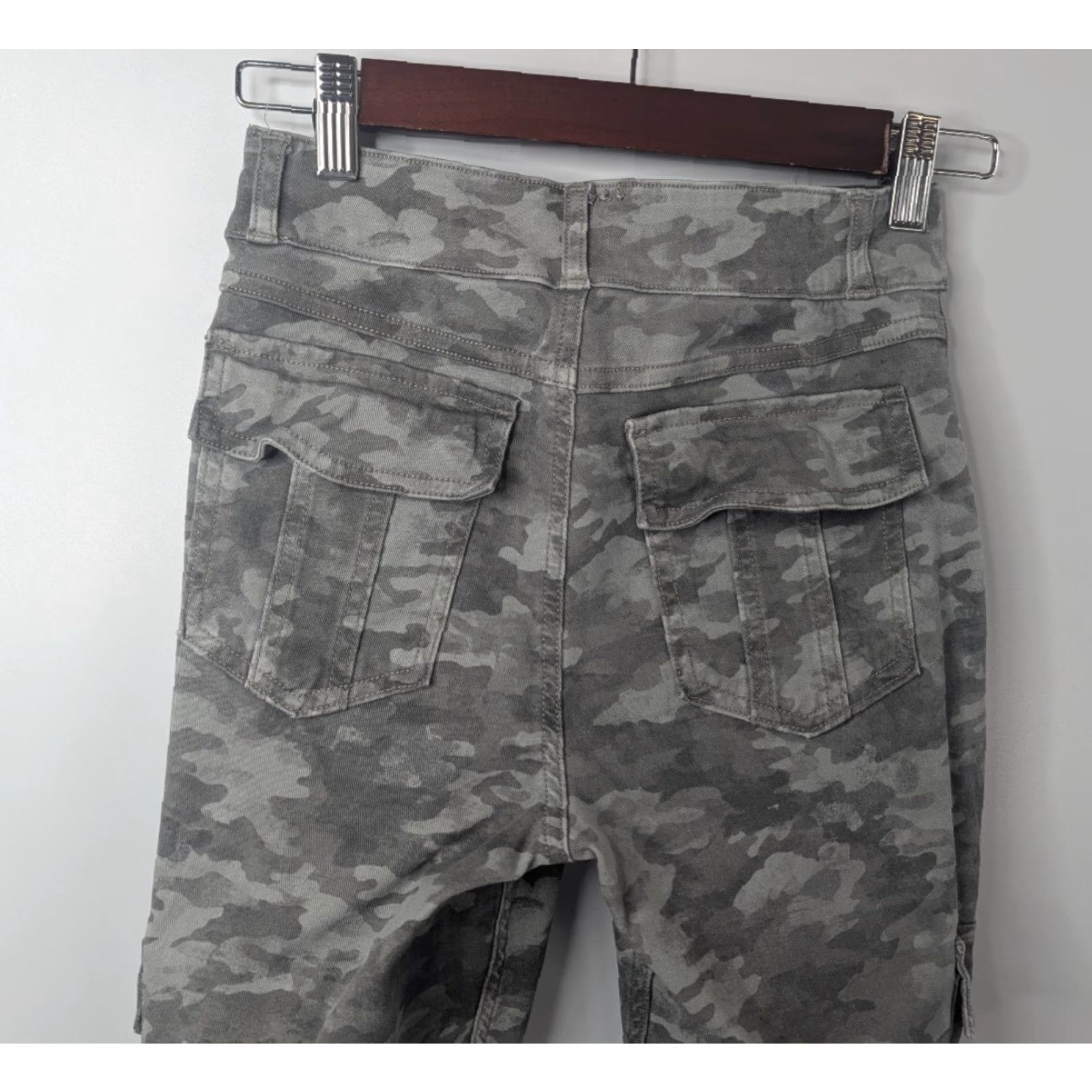 Spanx Spanx Stretch Twill Cargo Ankle Pants Gray Olive Camo Womens Small Petite 20311Q Slim Pockets Button Cargo Pants Size 28" / US 6 / IT 42 - 6 Thumbnail
