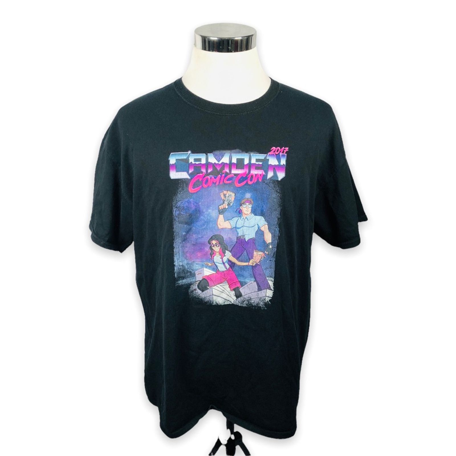 Gildan 2017 Camden Comic Con T-Shirt Convention Black Graphic XL Size US XL / EU 56 / 4 - 1 Thumbnail