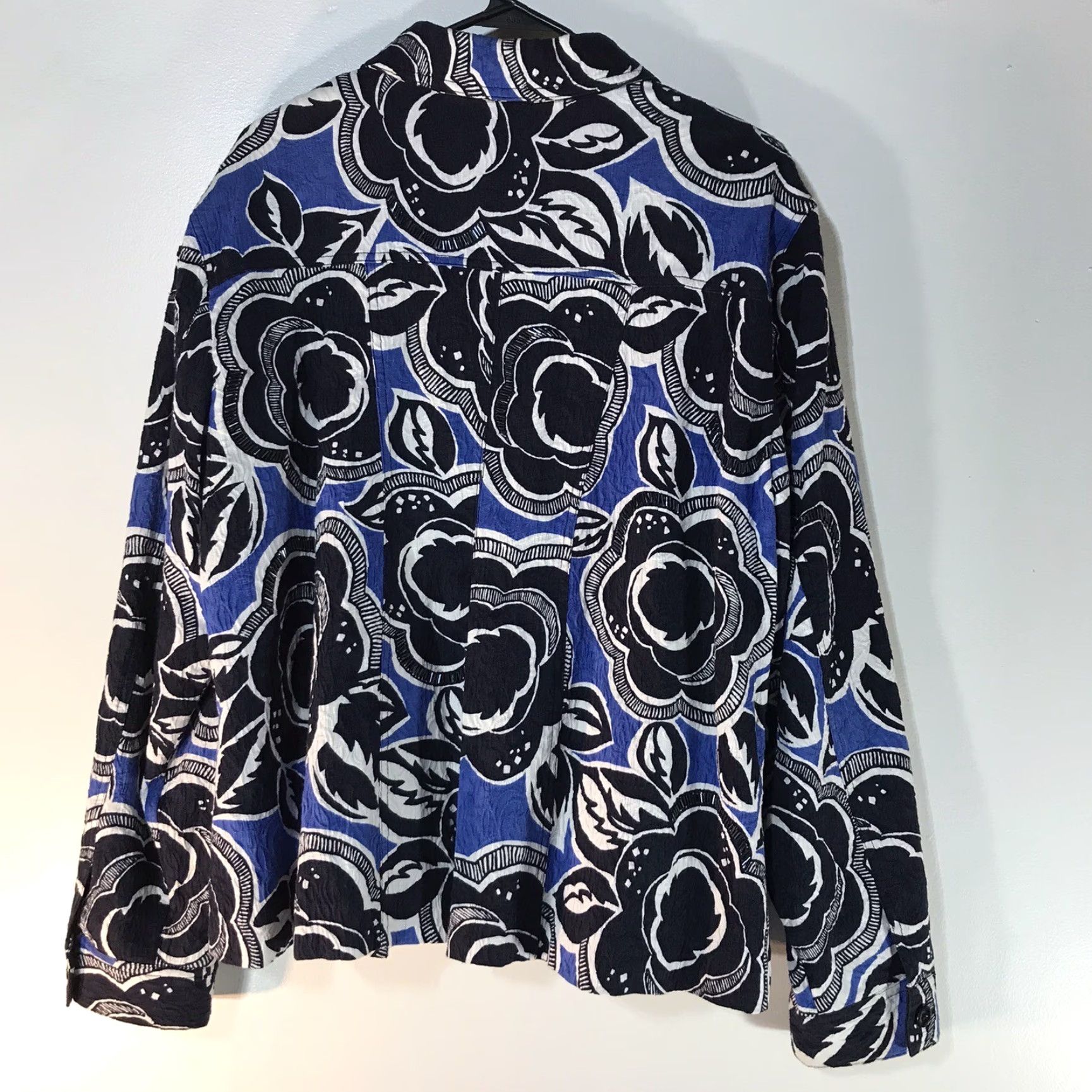 Vintage Chico's Floral Shimmering Jacket Womens Size L Blue Black White Long Sleeve Business Casual Size L / US 10 / IT 46 - 2 Thumbnail