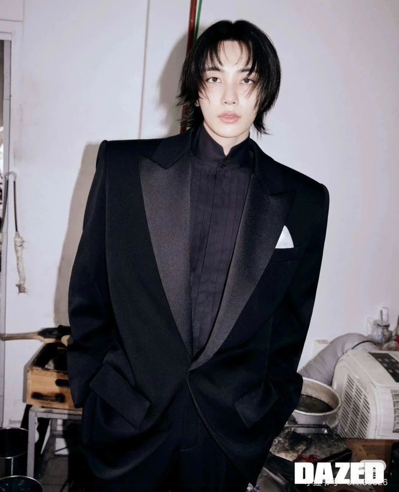 Saint Laurent Paris Saint Laurent Paris Gun collar, shoulder pads, smoking suit Size US M / EU 48-50 / 2 - 8 Thumbnail