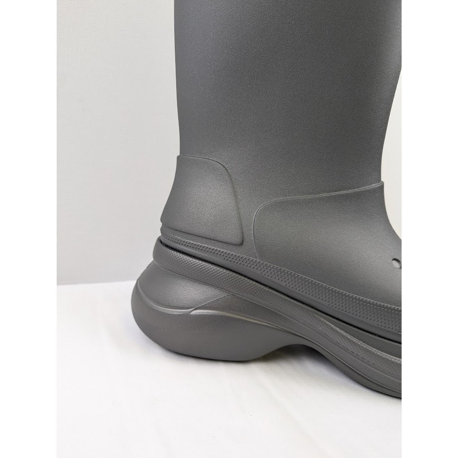 Balenciaga o1rshd1 Crocs Rubber Boots in Grafite Size US 10 / EU 43 - 4 Thumbnail