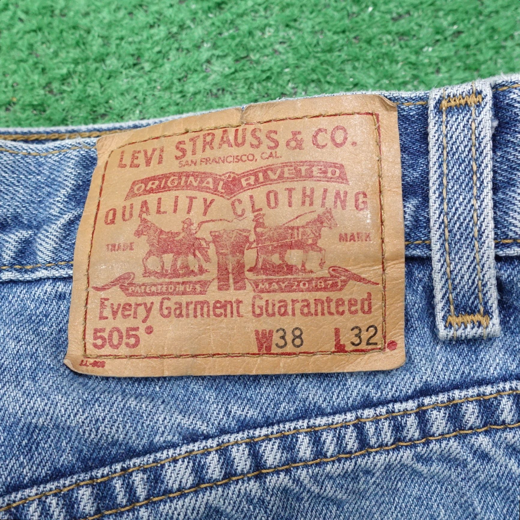 Levi's VINTAGE LEVI'S 505 REGULAR FIT 90s BLUE DENIM JEANS 38X32 MENS Size US 38 / EU 54 - 2 Thumbnail