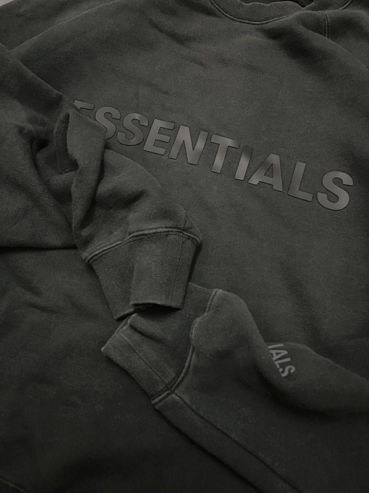Fear of God ESSENTIALS FEAR OF GOD RUBBER LOGO CREWNECK OVERSIZE STYLE Size US S / EU 44-46 / 1 - 11 Thumbnail