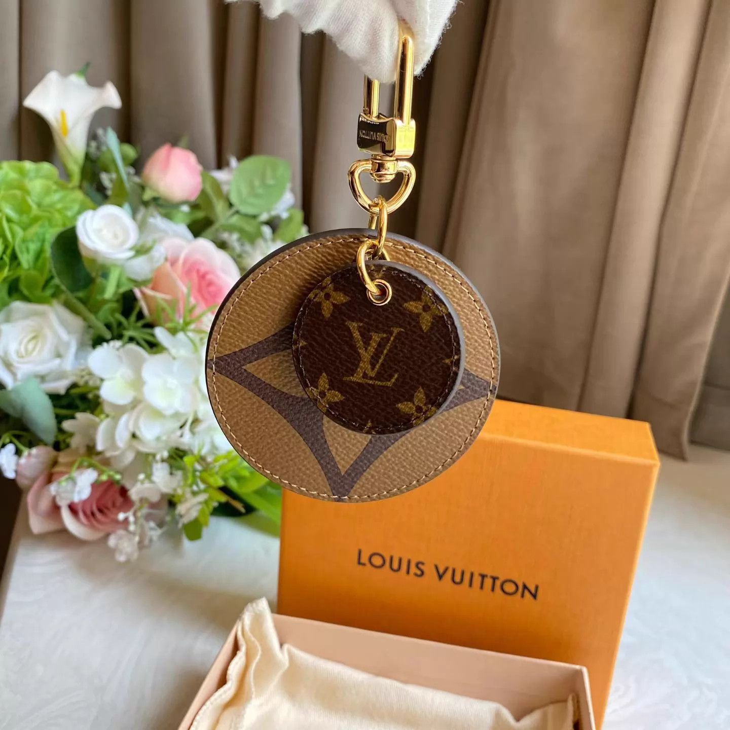 Louis Vuitton LV Monogram 2-Sided Keychain/Bag Charm 22 Like New M943 Size ONE SIZE - 4 Thumbnail
