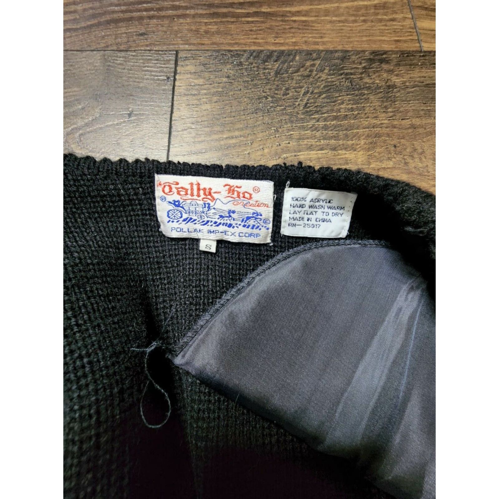 Vintage VINTAGE Tally Ho Cardigan Sweater Womens S Black Embroidered Holly Christmas Cardigan (Crew Neck, Long Sleeve) Size S / US 4 / IT 40 - 4 Thumbnail