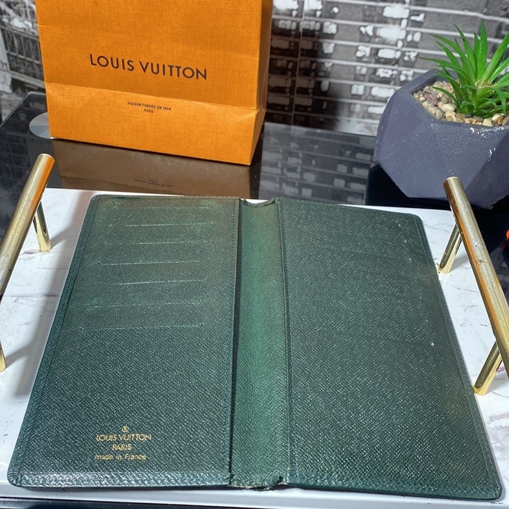 Louis Vuitton Authentic Louis Vuitton Taiga checkbook holder Size ONE SIZE - 7 Thumbnail