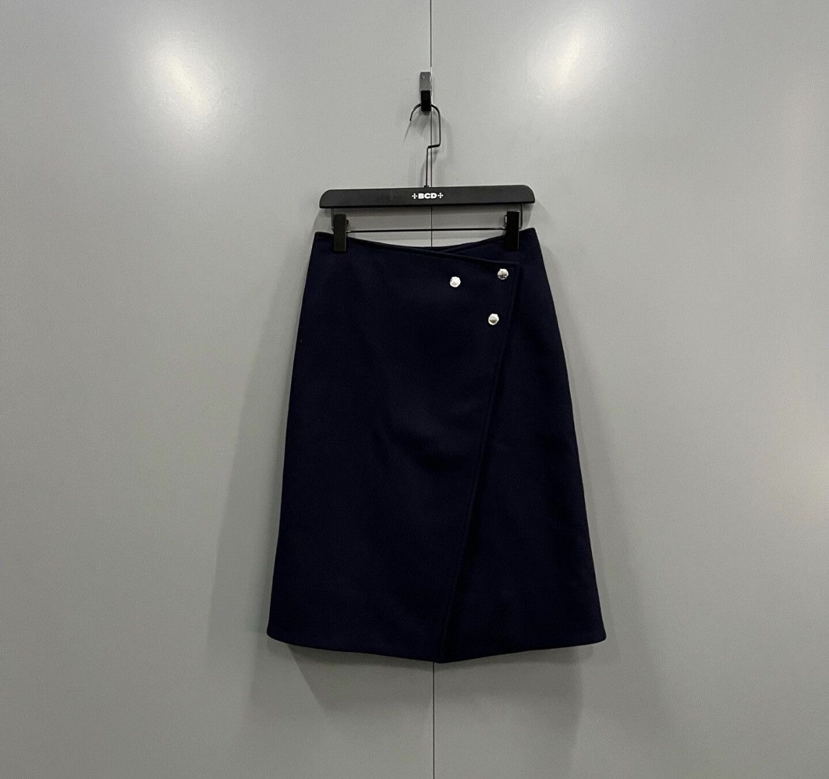 Burberry Burberry Solid Color Button Detailed Skirt J41 Size 27" / US 4 / IT 40 - 1 Thumbnail