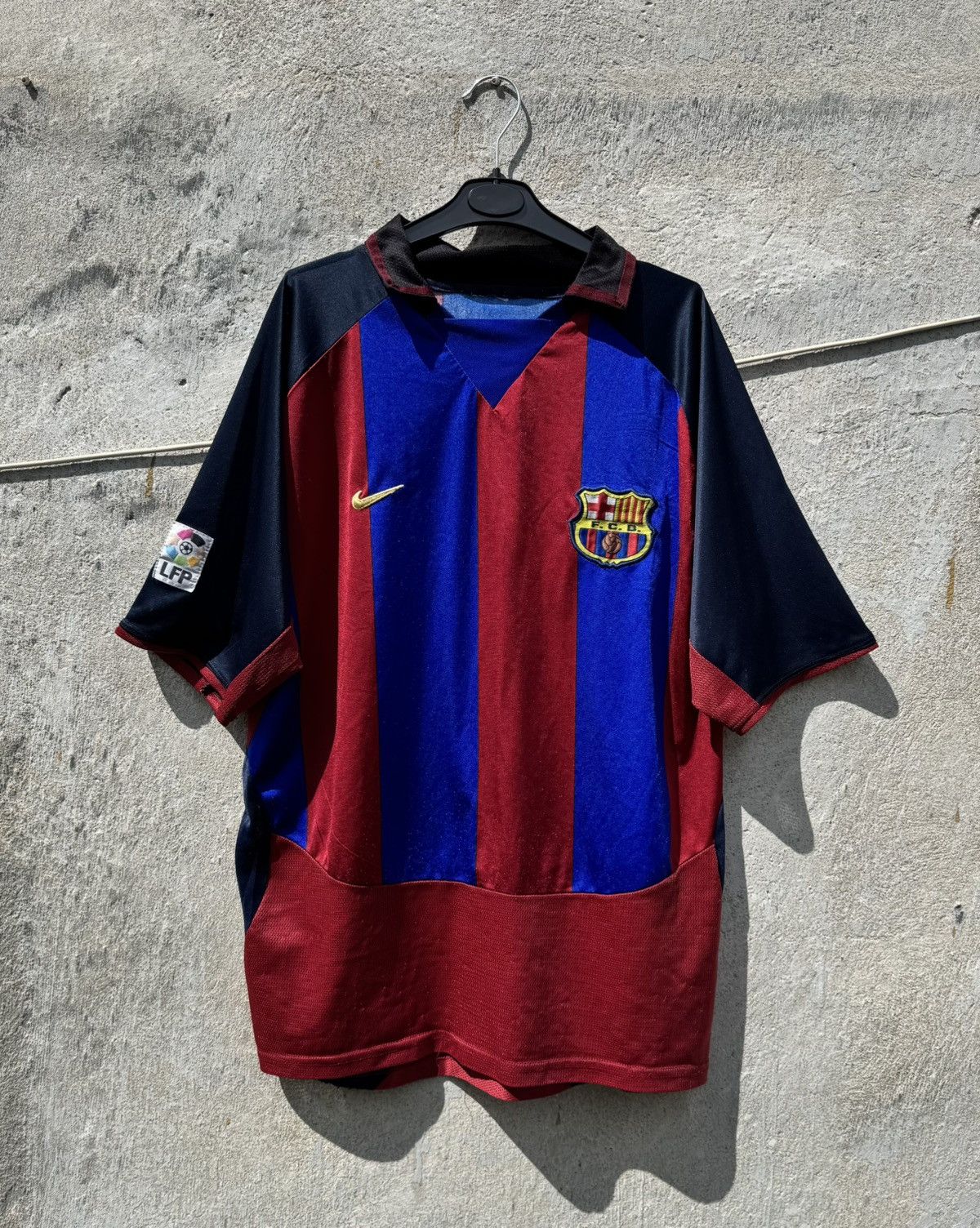 Nike FC Barcelona Vintage Ronaldino #10 Soccer Jersey y2k brazil Size US L / EU 52-54 / 3 - 1 Thumbnail