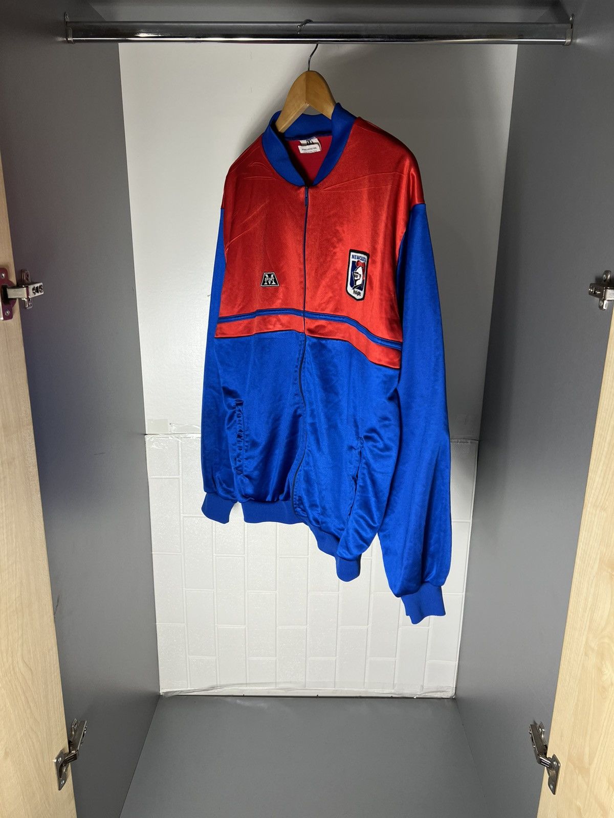Canterbury of New Zealand VINTAGE NEW CASTLE KNIGHTS NRL AUSTRALIA RUGBY JERSEY 90s Size US M / EU 48-50 / 2 - 7 Thumbnail