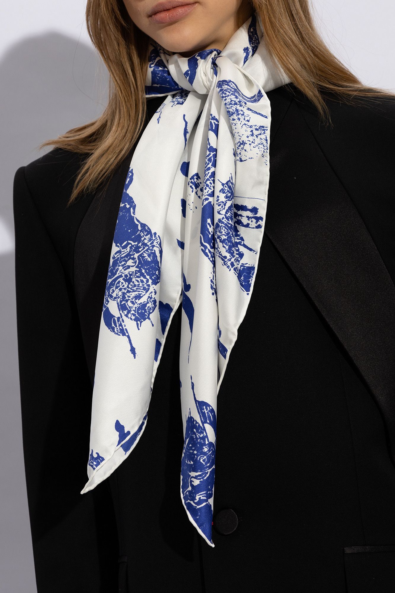 Burberry BURBERRY white blue EKD knight logo print square silk scarf Size ONE SIZE - 2 Thumbnail