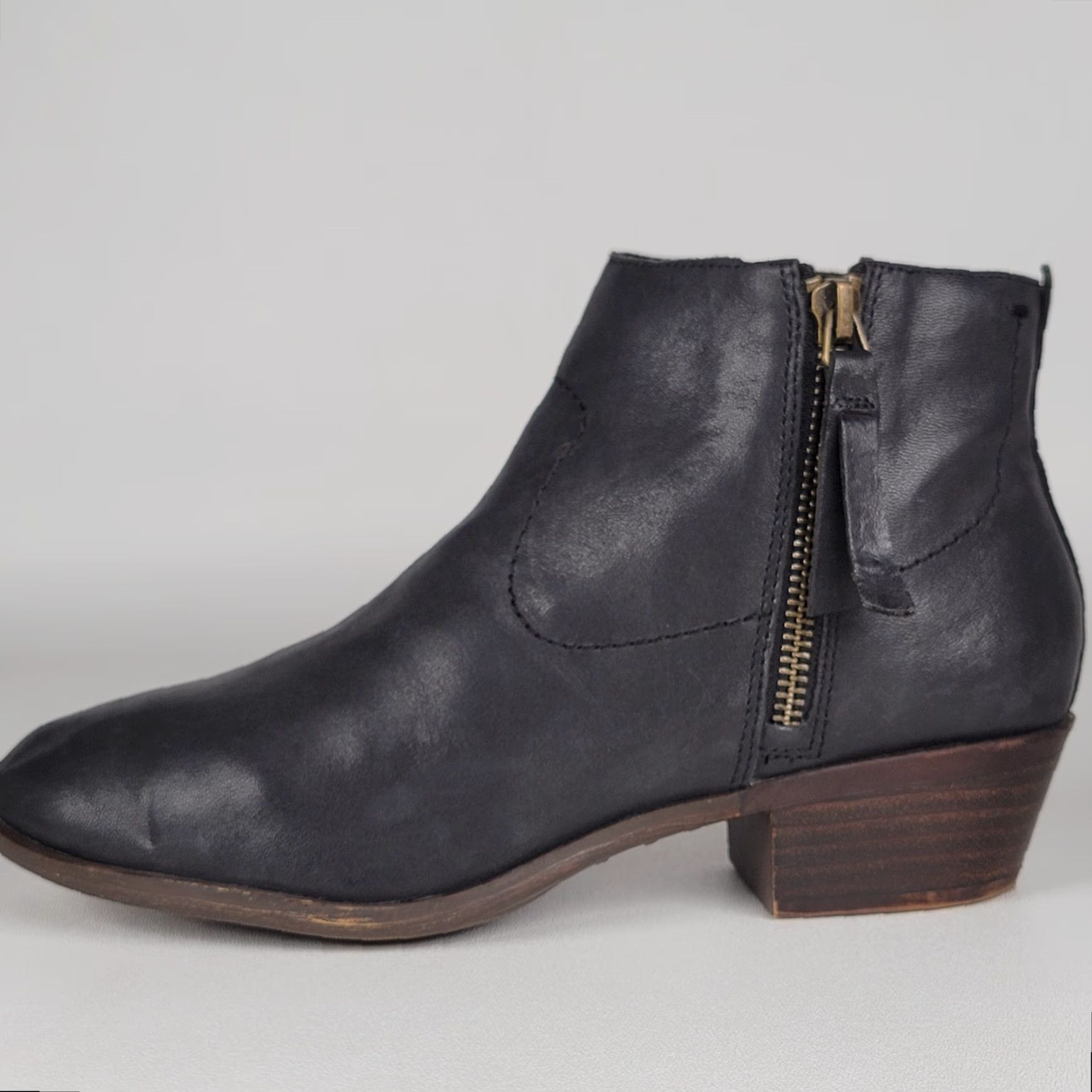 Lucky Brand Lucky Brand Women Bootie Charcoal Black Leather Side Zip Ankle 6.5 M Black Boots Menus? Size US 7 / IT 37 - 6 Thumbnail