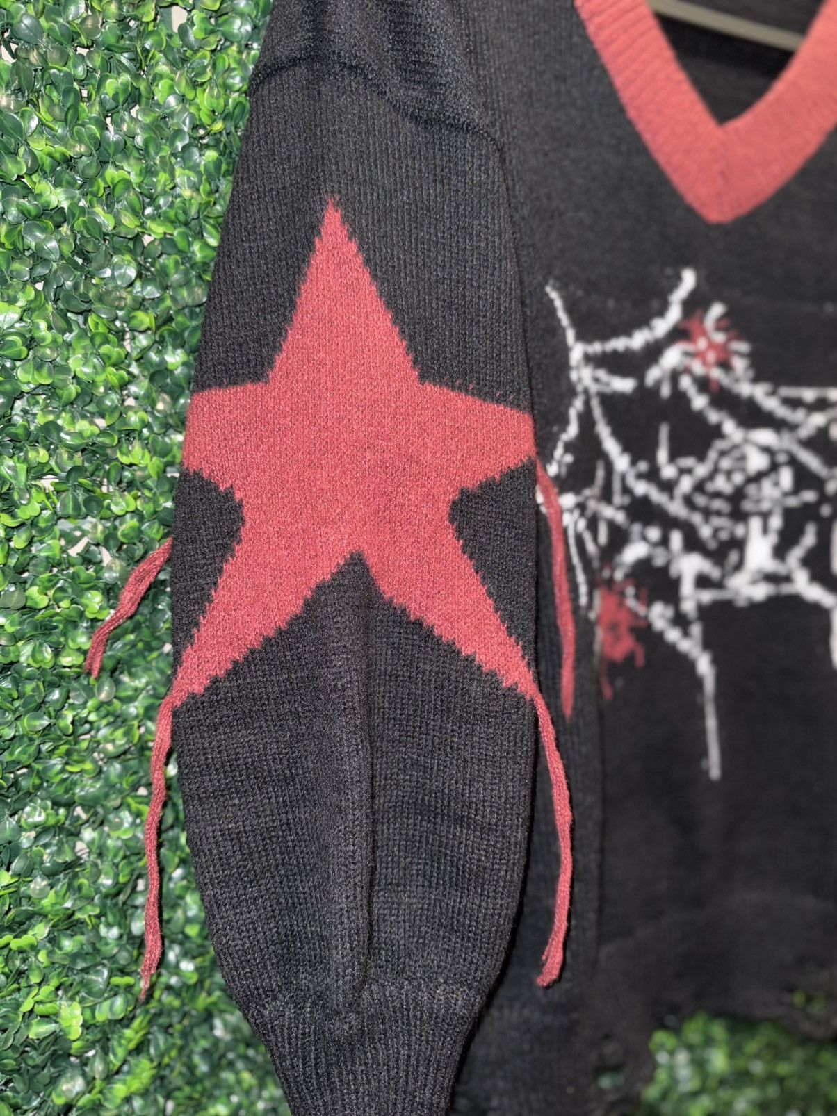 Other Black and red distressed graphic street wear sweater size L Size US L / EU 52-54 / 3 - 2 Thumbnail