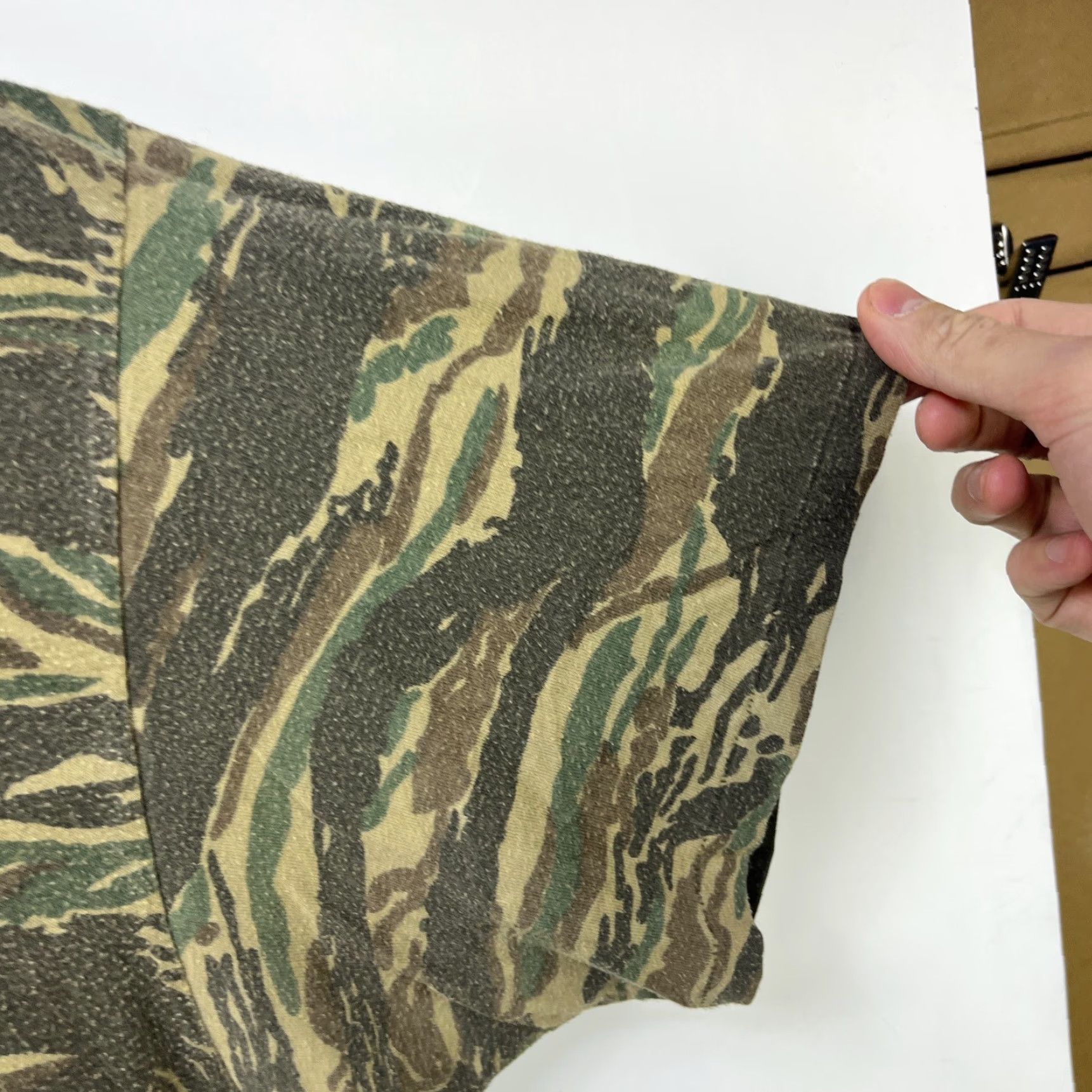 Vintage VINTAGE 90s Desert Camo T-Shirt XL Mens Camouflage Cotton Short Sleeve Crew Neck Green 90s Nature All Seasons Pockets Vintage Size US XL / EU 56 / 4 - 3 Thumbnail