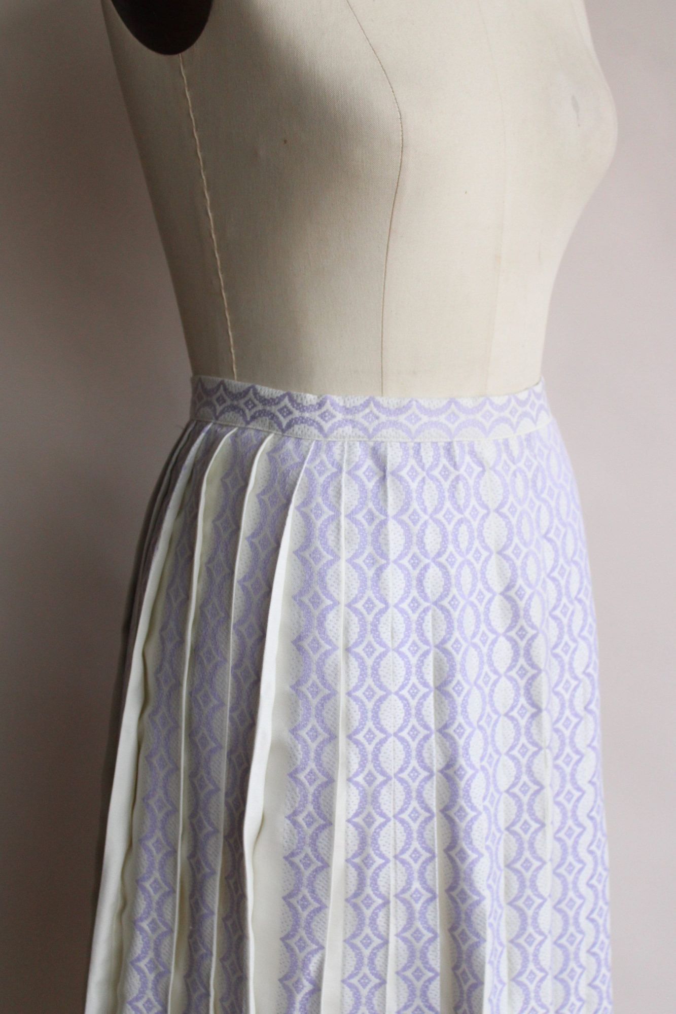 Vintage Vintage 1960s Skirt, Bobbie Brooks Pleated Purple and White Size 27" / US 4 / IT 40 - 4 Thumbnail