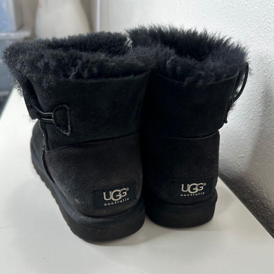 Ugg UGG Black Suede Furry Mini Bailey Button Ankle Boot 6 Size US 6 / IT 36 - 10 Thumbnail