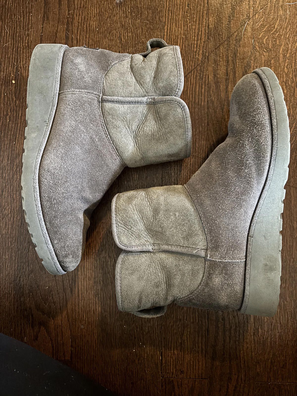 Designer Women's Gray Suede UGG Winter Boots w Shearling Lining 7.5 Size US 7.5 / IT 37.5 - 1 Thumbnail