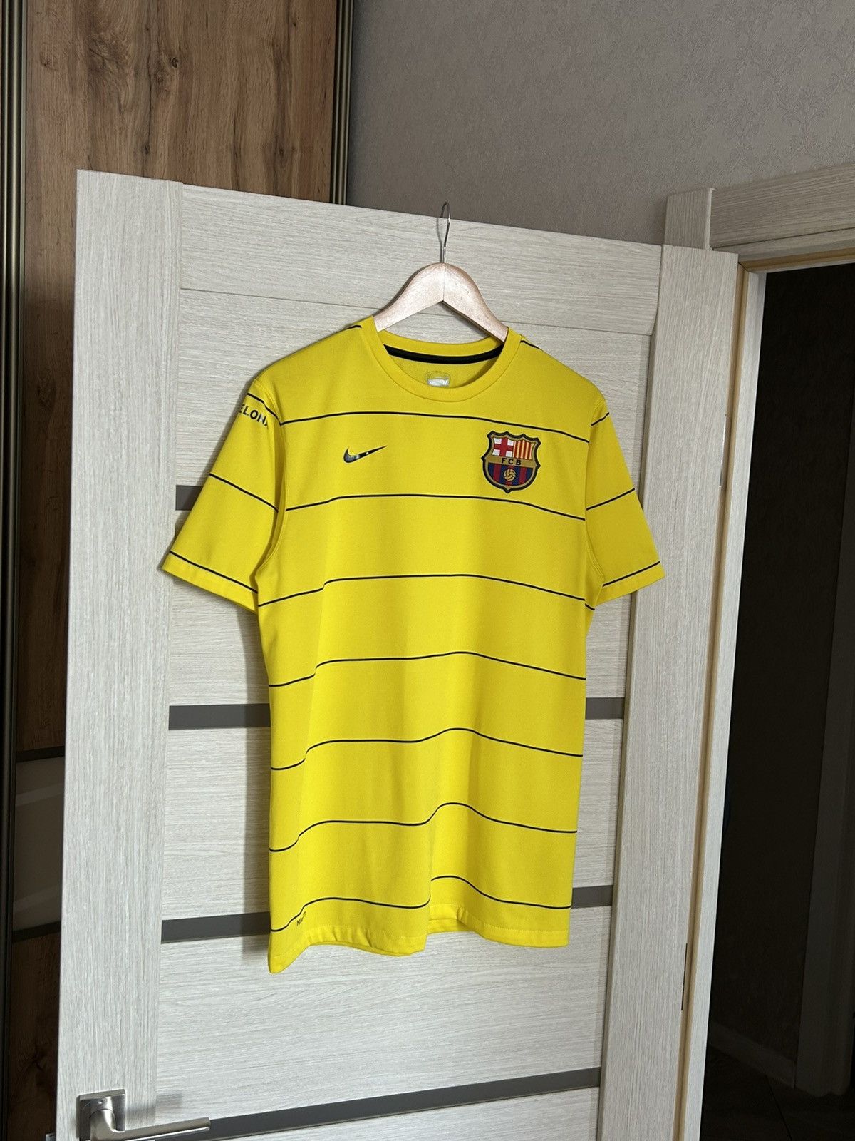 Nike Nike Barcelona original away kit for the 2008/2009 season Size US M / EU 48-50 / 2 - 1 Thumbnail
