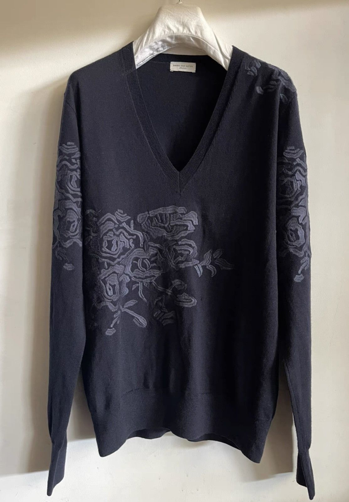 Dries Van Noten Dries Van Note Floral embroidered V-neck wool sweater Size US M / EU 48-50 / 2 - 3 Thumbnail