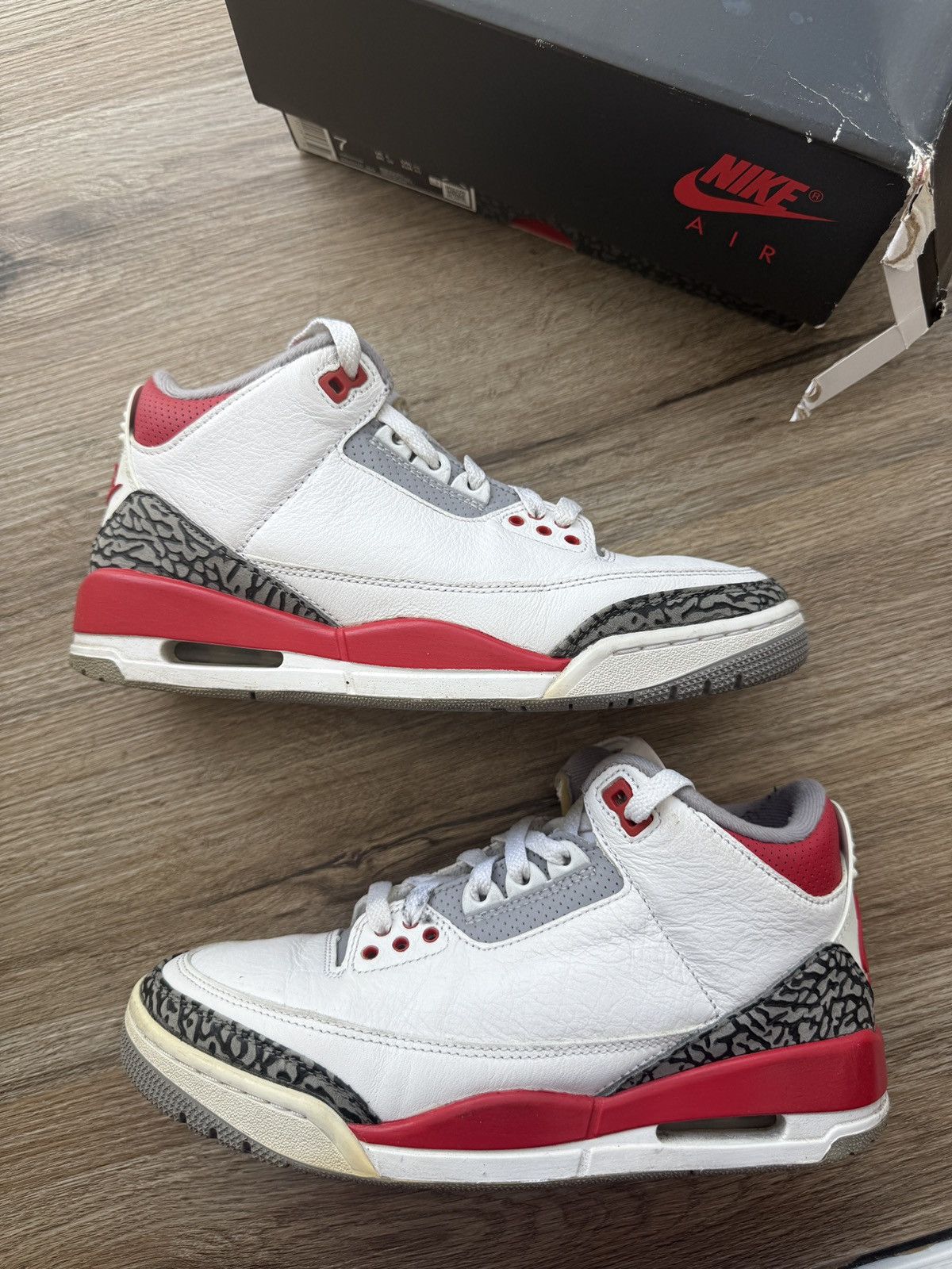 Jordan Brand Jordan Retro 3 Fire Red Size US 7 / EU 40 - 1 Thumbnail