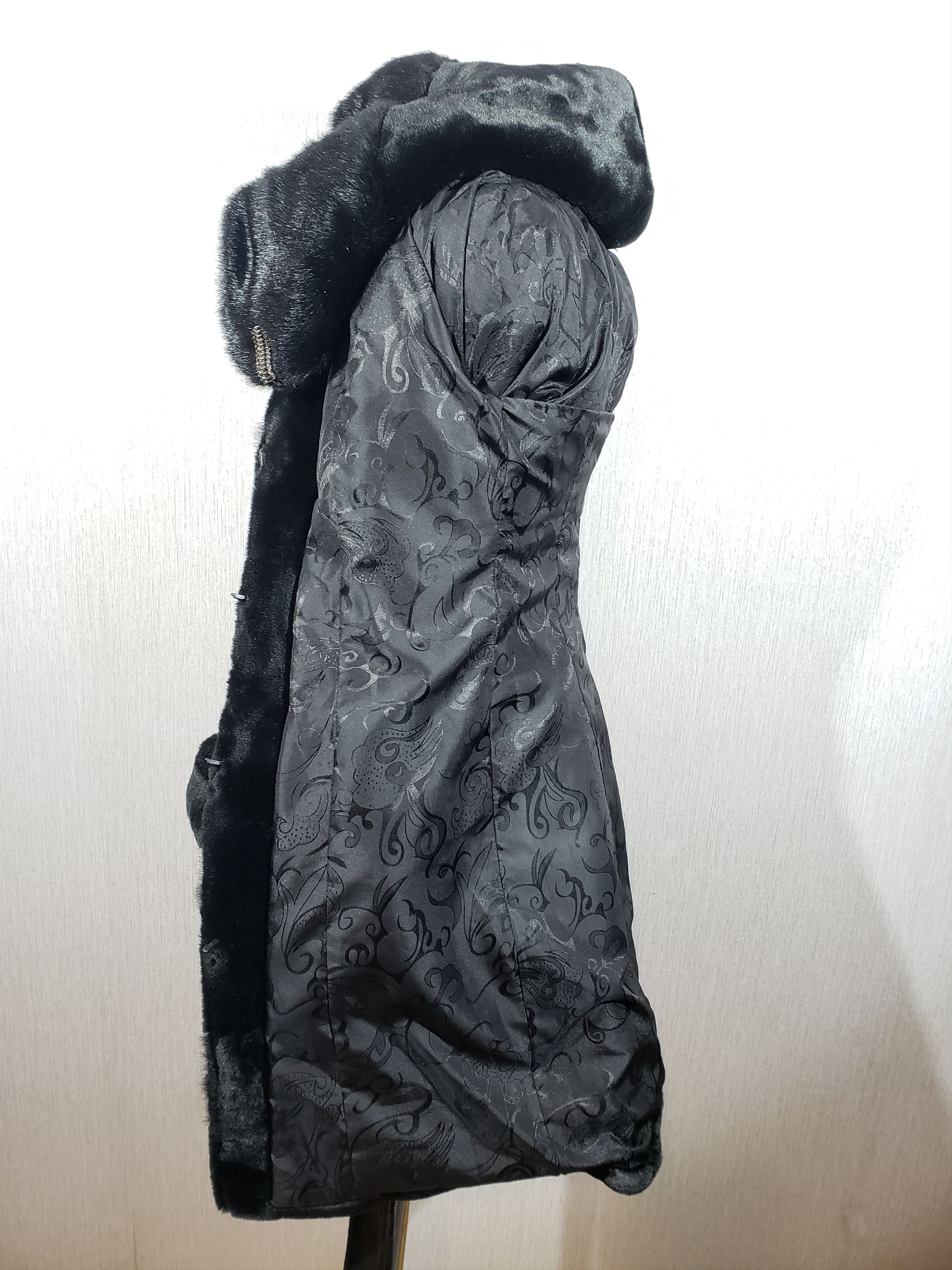 Other Women's fur coat made of warm, reliable faux fur. Size S / US 4 / IT 40 - 8 Thumbnail