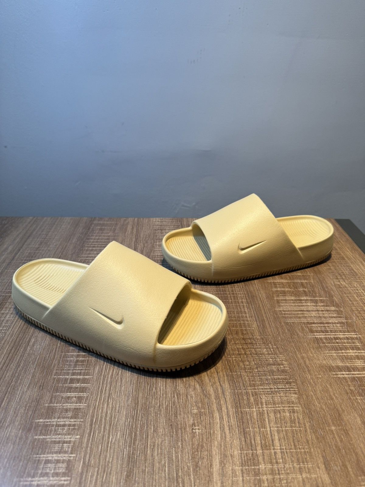 Nike Nike Calm Slides Size M7 W8 SESAME Slide Used Size US 7 / EU 40 - 2 Thumbnail