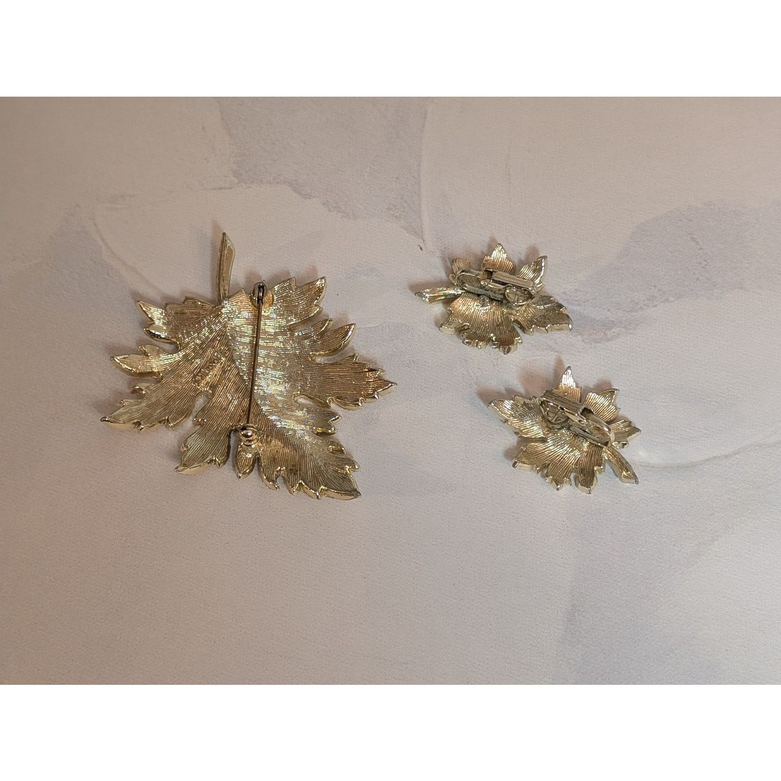 Vintage VTG 1955 Emmons Gold-Tone Leaf Brooch & Clip-On Earrings Set Size ONE SIZE - 3 Thumbnail