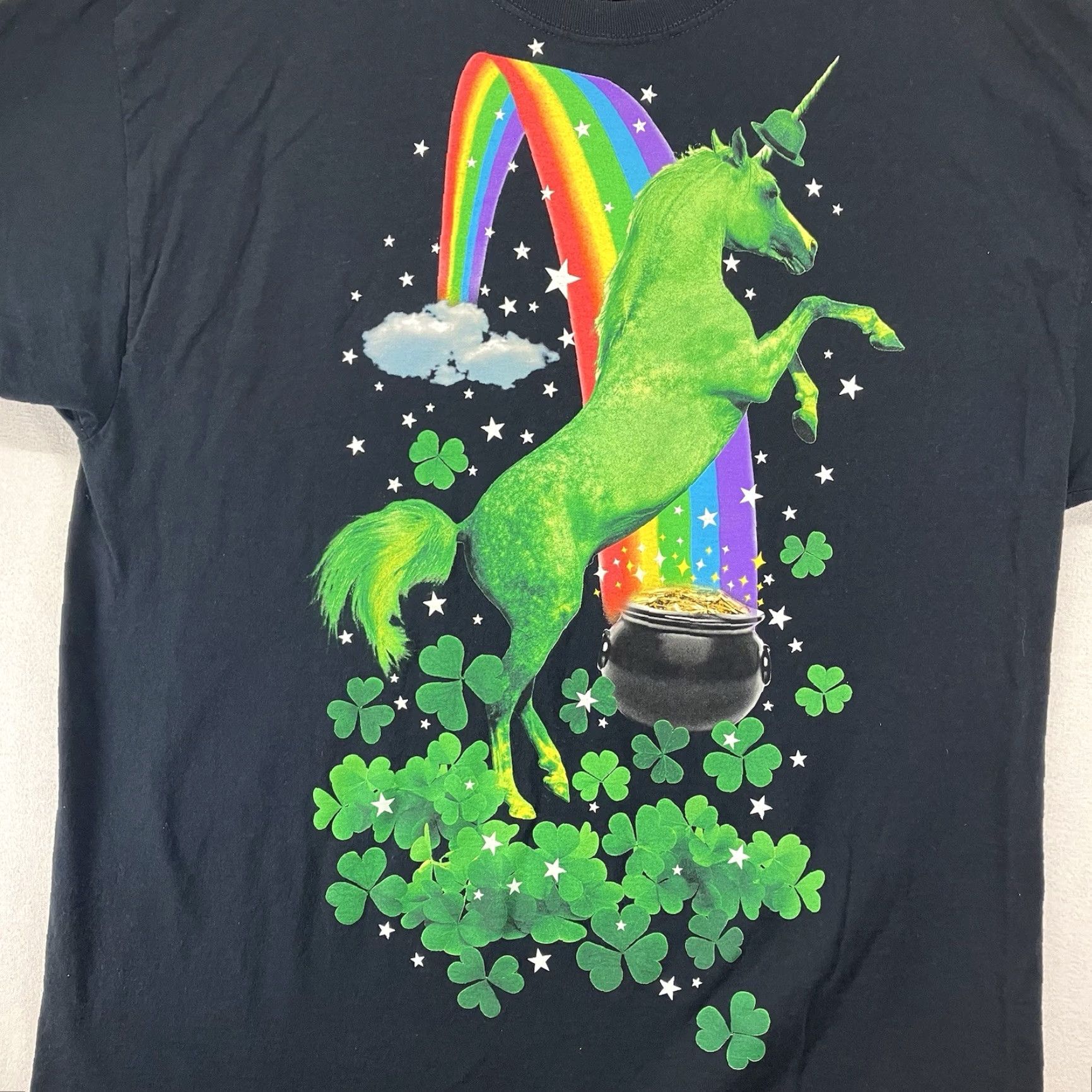 Fruit Of The Loom VINTAGE Fruit of the Loom Unisex T-Shirt XL Black Rainbow Unicorn Shamrocks Graphic Print All Seasons Size US XL / EU 56 / 4 - 3 Thumbnail