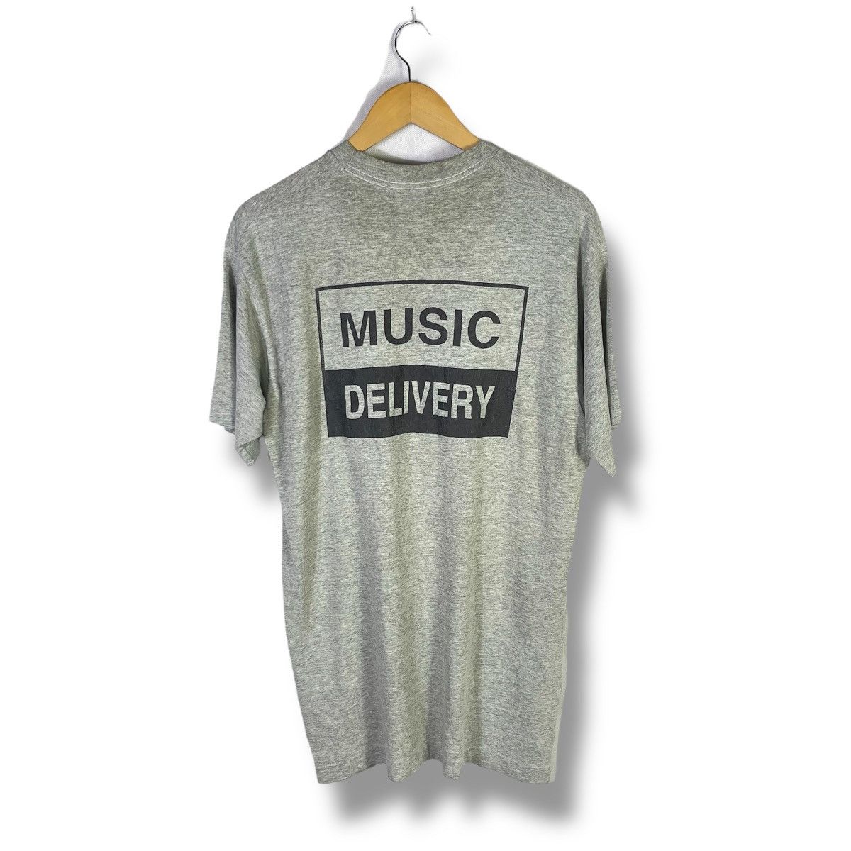 Globe × Vintage Rare! Vintage 90s Globe Music Delivery Tshirt Size US L / EU 52-54 / 3 - 1 Thumbnail