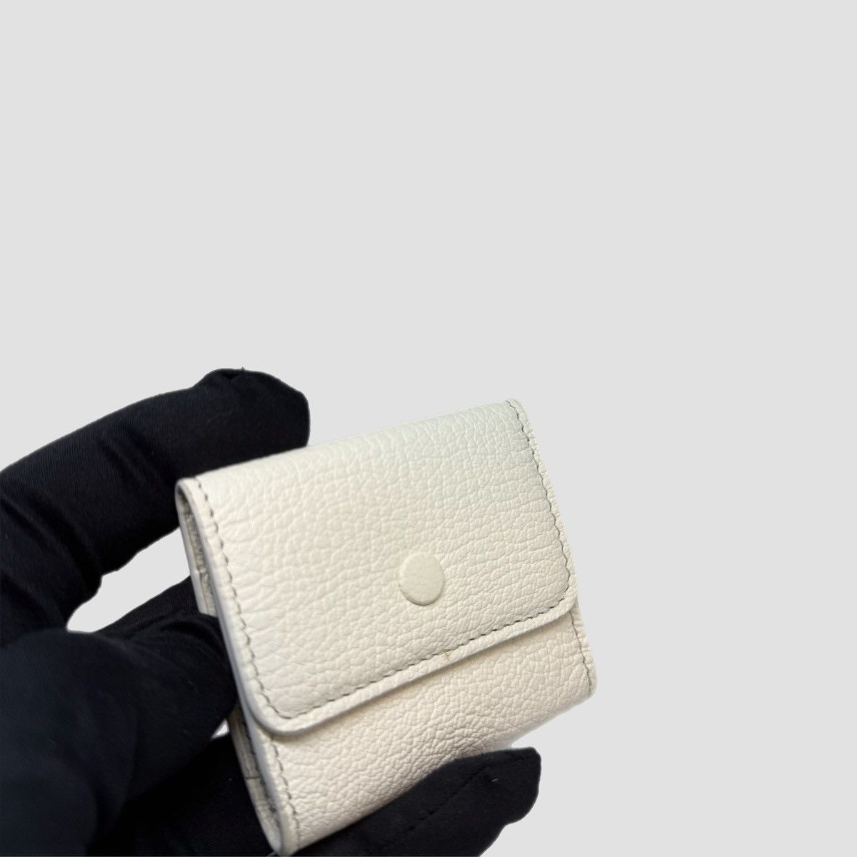 Maison Margiela Maison Margiela Strapped Airpods Pro Case White Size ONE SIZE - 4 Thumbnail