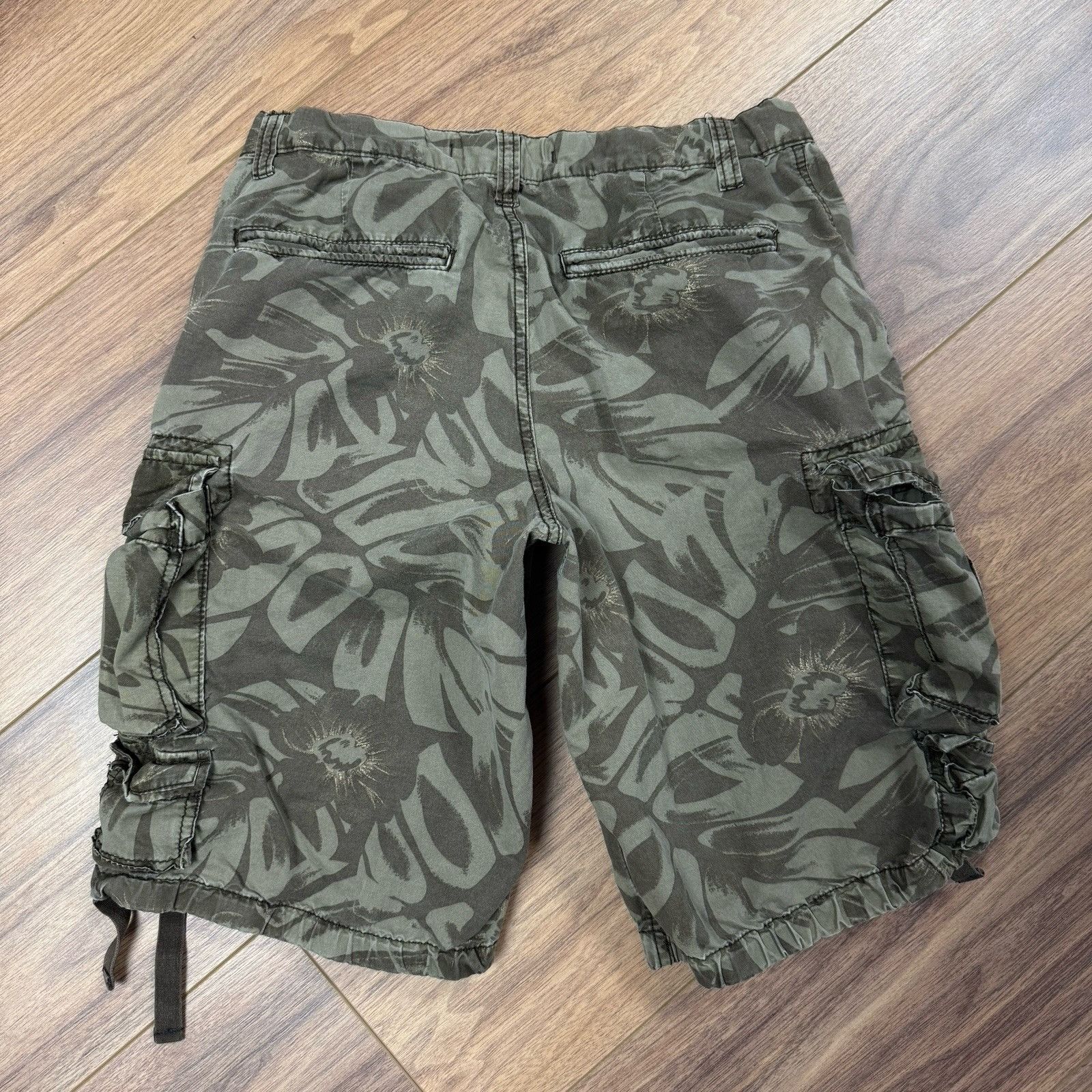 Old Navy Old Navy Supply Co Camouflage Cargo Shorts Regular Issue Size US 31 - 2 Thumbnail