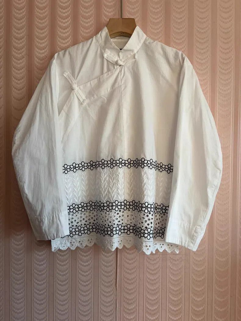 Comme des Garcons Comme Des Garcons Embroidered White Shirt with Chinese Col Size S / US 4 / IT 40 - 1 Thumbnail