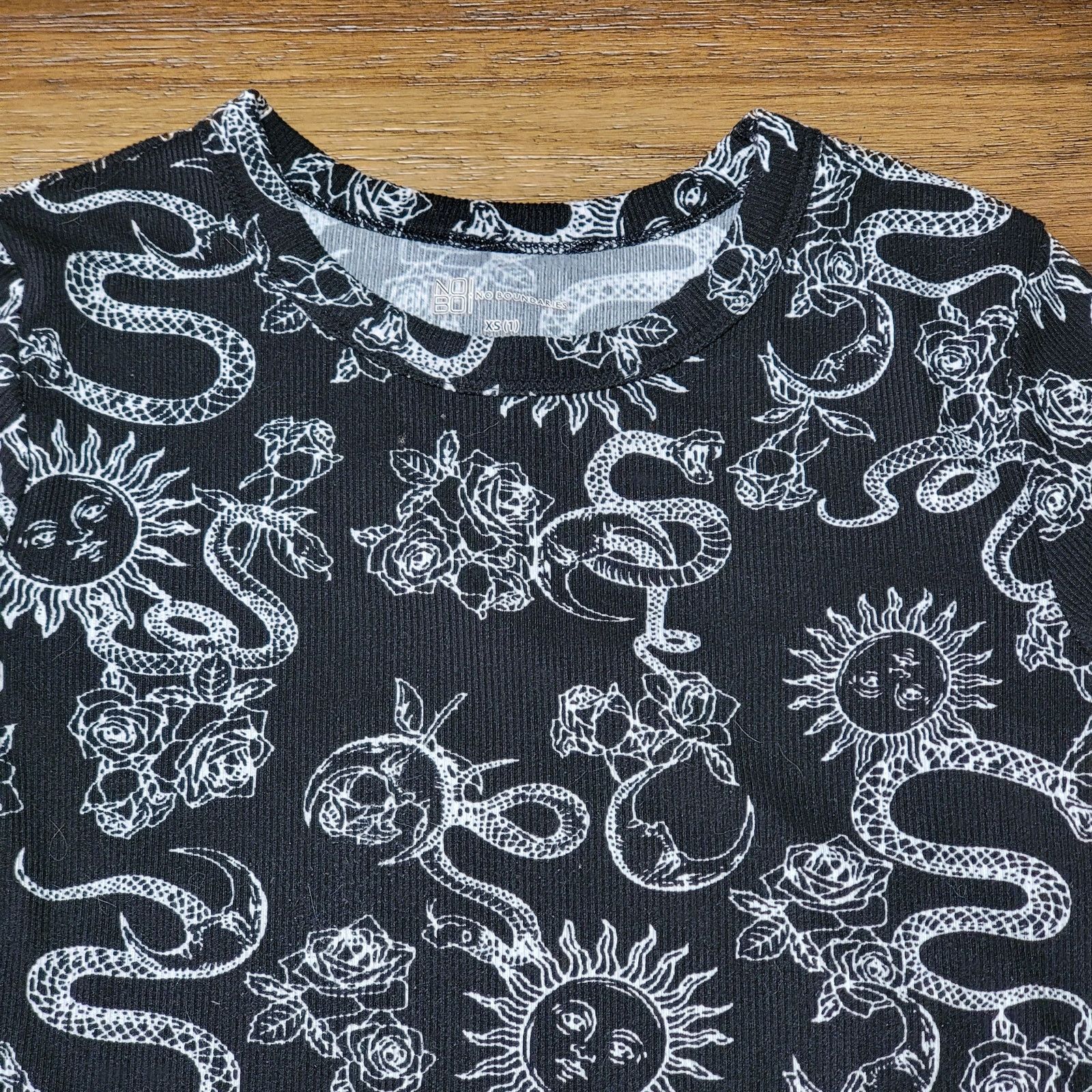 Other No Boundaries Ribbed LS Shirt Snakes, Suns & Roses - XS (1) Size XS / US 0-2 / IT 36-38 - 2 Thumbnail