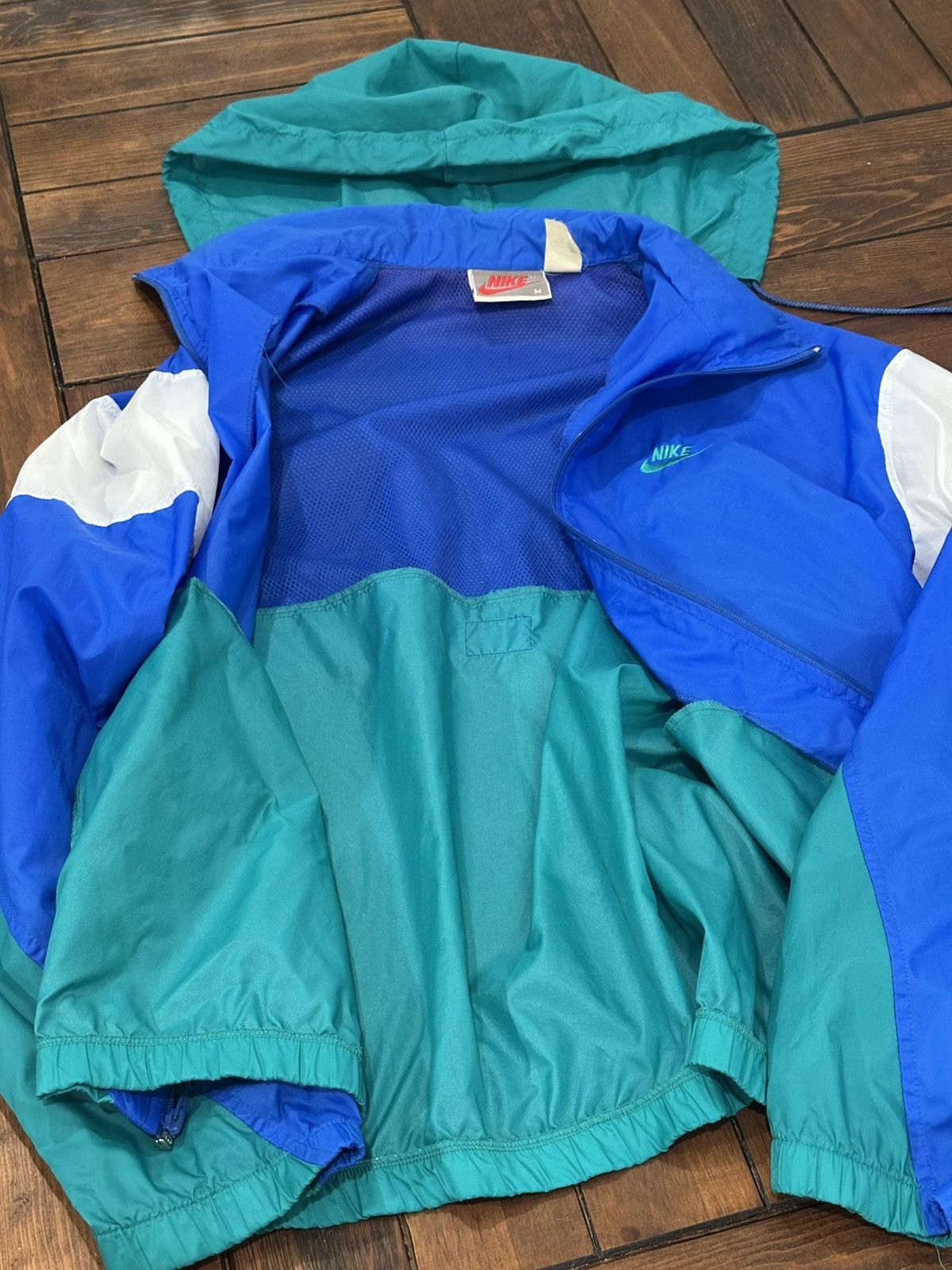 Nike Vintage 90s Nike Windbreaker W Packable Hood Size Medium Size US M / EU 48-50 / 2 - 10 Thumbnail