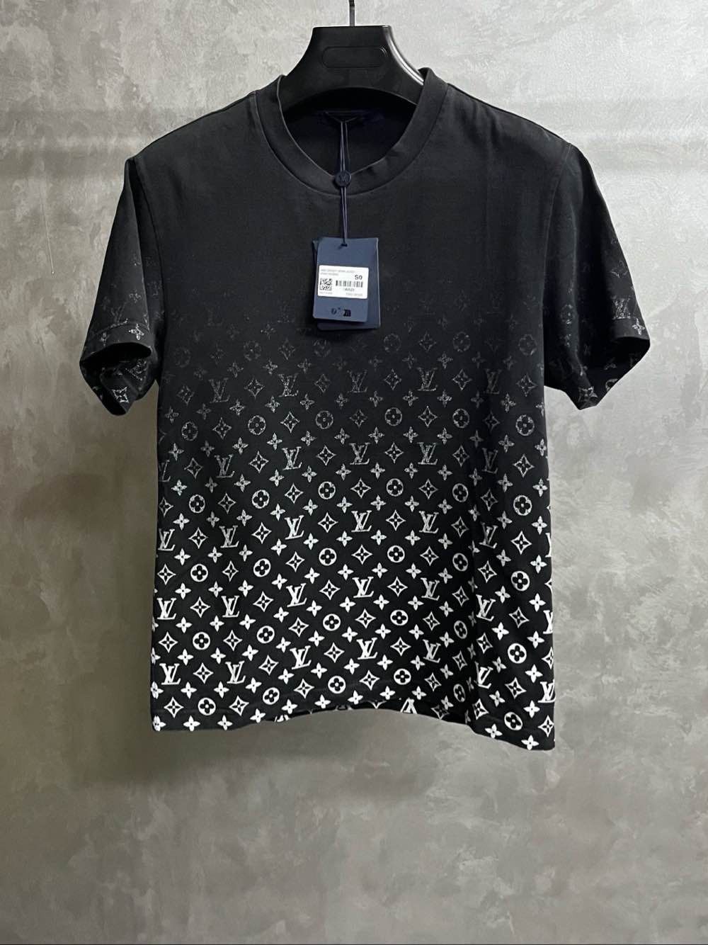 Louis Vuitton Louis Vuitton Monogram Gradient T-Shirt Size S Size US S / EU 44-46 / 1 - 1 Thumbnail