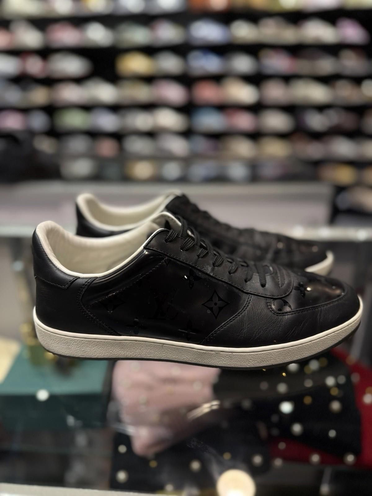 Louis Vuitton Louis Vuitton Mens Rivoli Leather LV Sneaker 6.5(UK) 7.5(US) Size US 7.5 / EU 40-41 - 1 Thumbnail