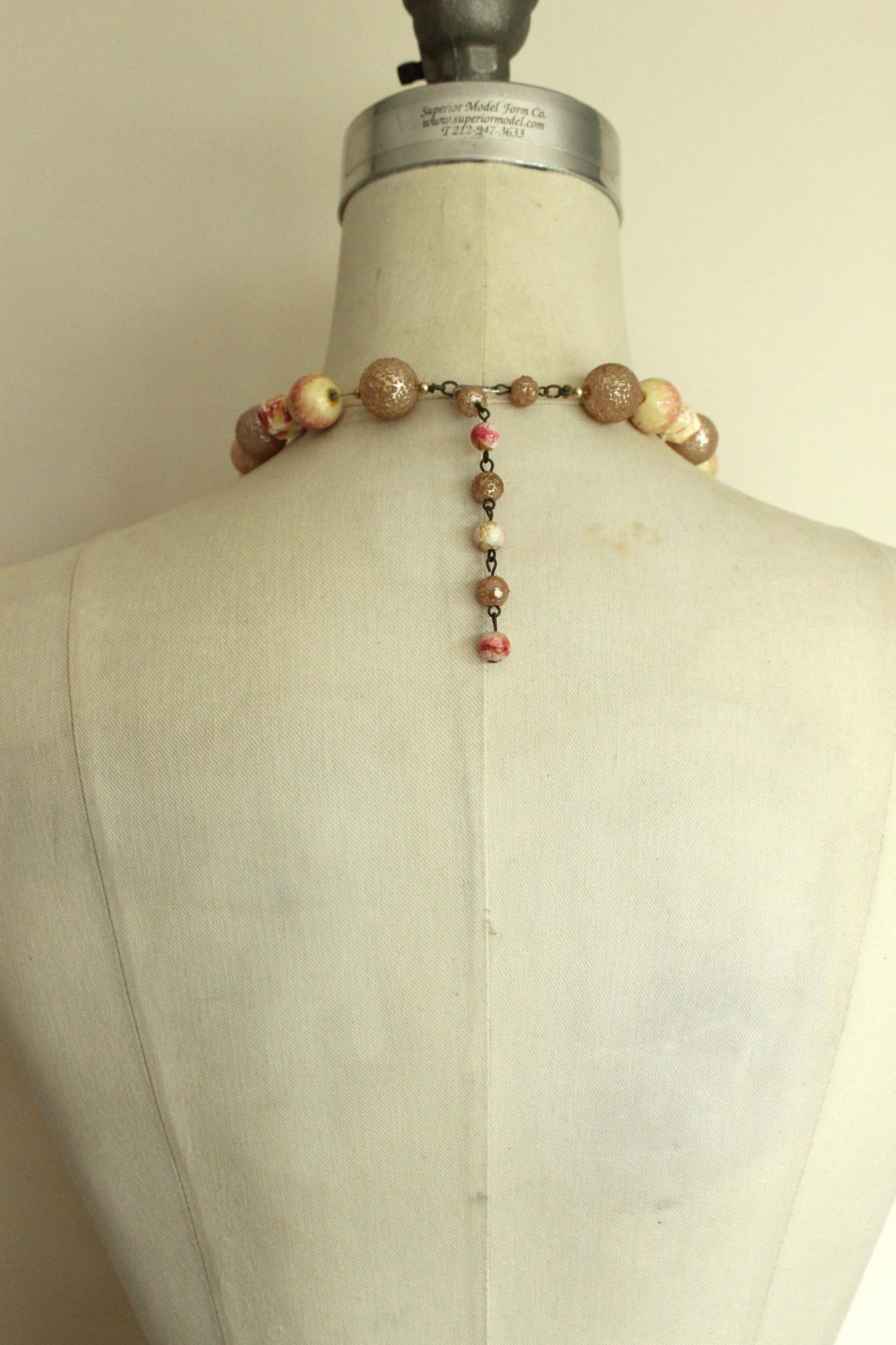 Vintage Vintage 1960s Necklace, Pink and White Large Beads with Gold Size ONE SIZE - 6 Thumbnail
