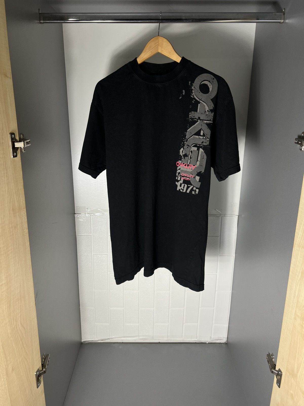 Oakley VINTAGE OAKLEY ART DESIGNER SURF T-SHIRT RETRO SK8 Y2K 90s Size US XL / EU 56 / 4 - 7 Thumbnail