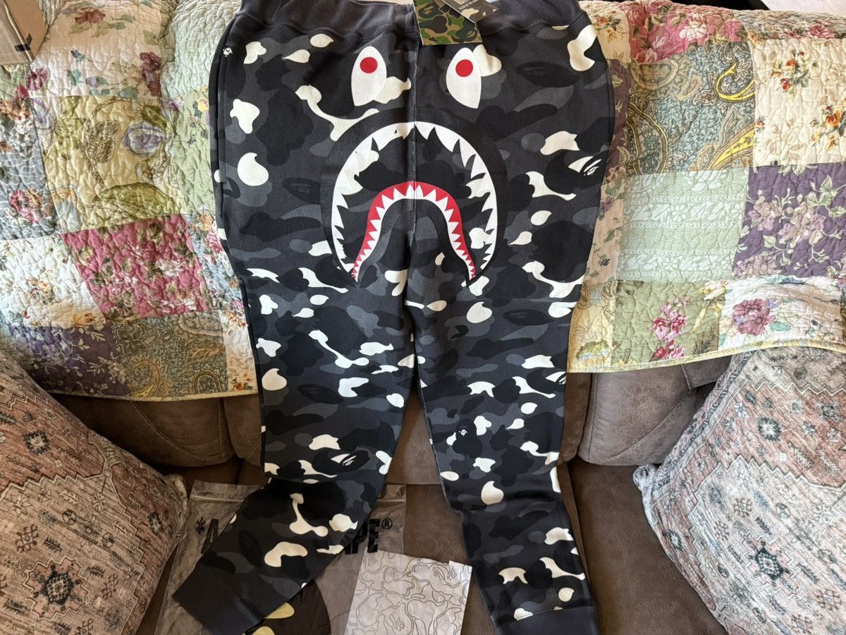 Bape Bape ultimate city camo shark sweatpants Size US 34 / EU 50 - 1 Thumbnail